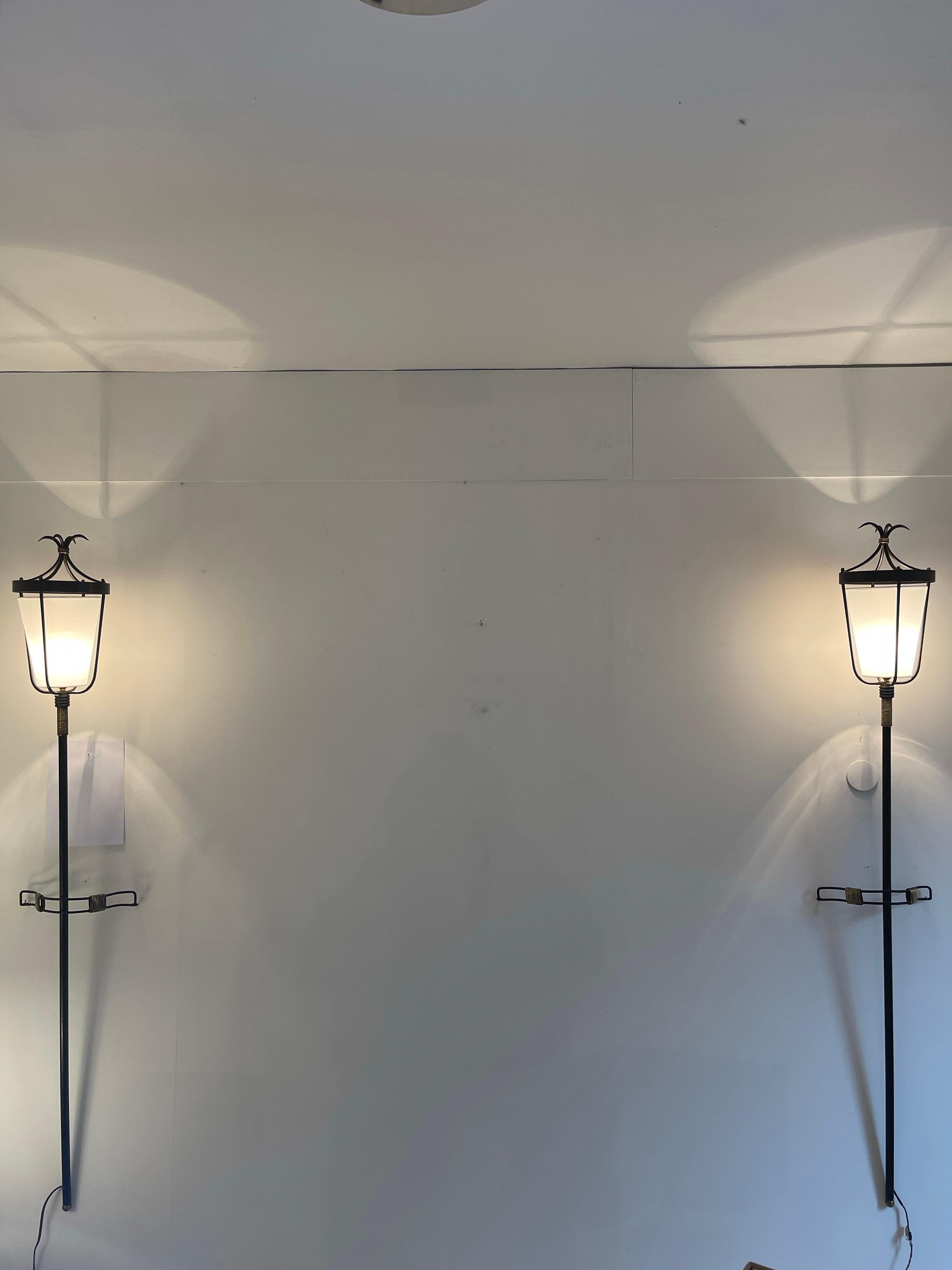 coppia di torce in metallo e laiton di Jacques Adnet  1950 