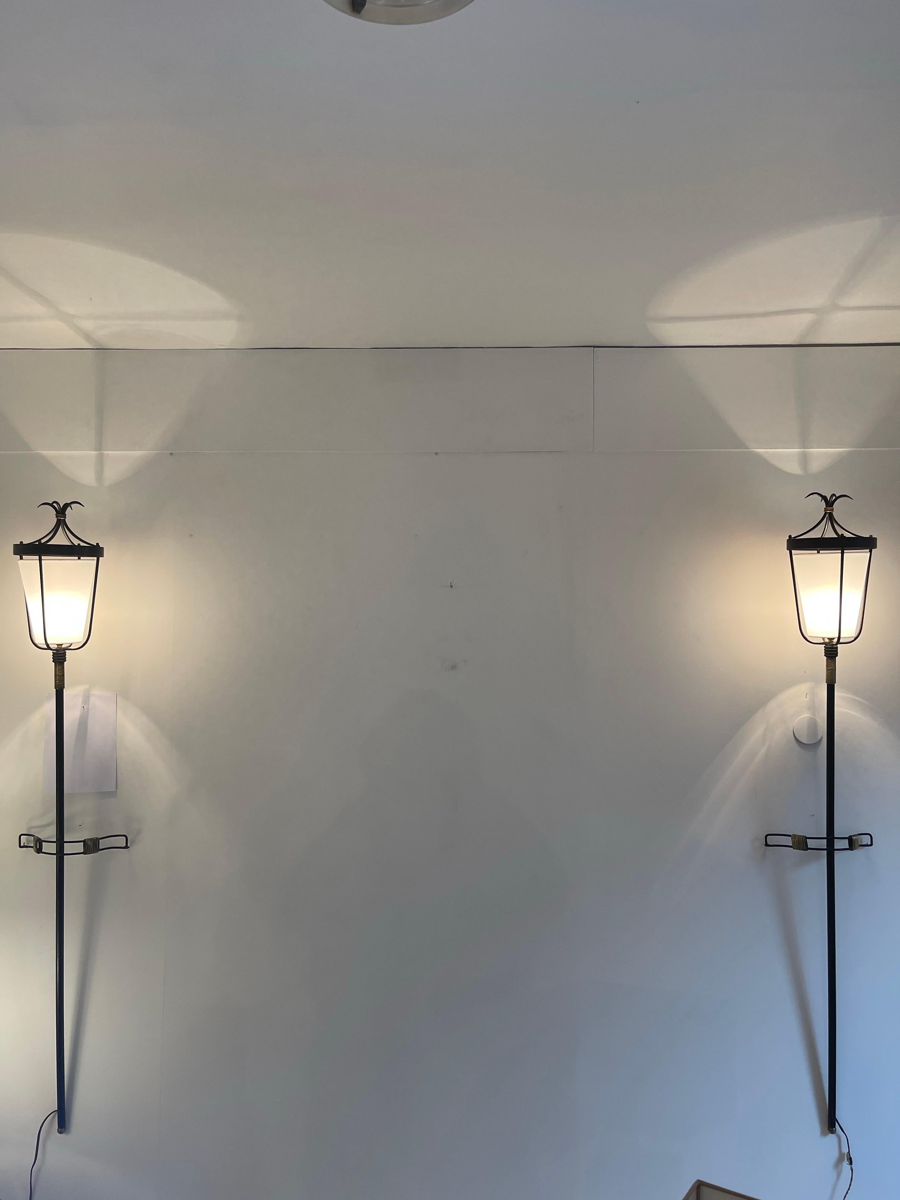 Francese Grandi appliques Torchères di Jacques Adnet, circa 1950. in vendita