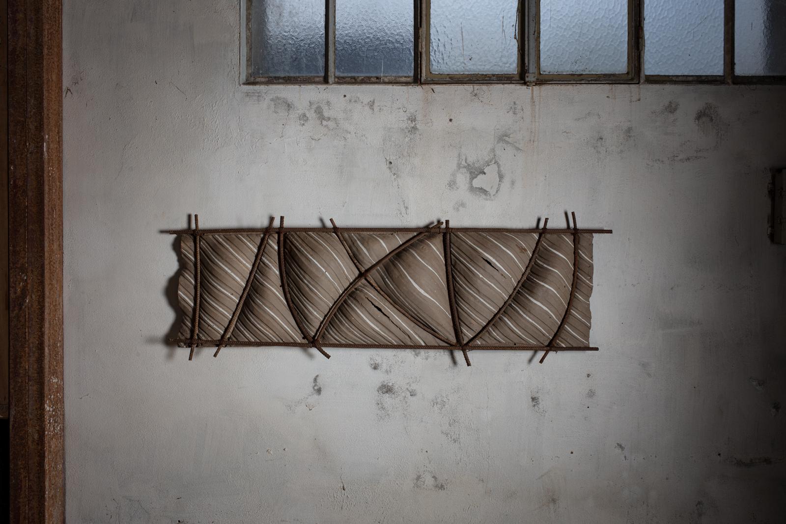 Large wall sculpture entitled « Grande voile » in grey clay and rebar by Anne Barrès. 
Circa 1970-1980. 
Unique piece.
H : 19.7’ x 59.4’ x 4.1’ inches.