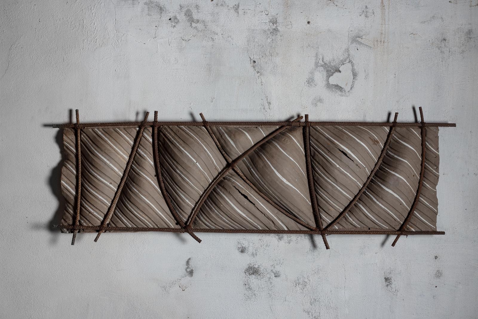 Large Wall Sculpture Entitled « Grande Voile » in Grey Clay and Rebar, 1970-1980 In Excellent Condition For Sale In Saint-Ouen, FR