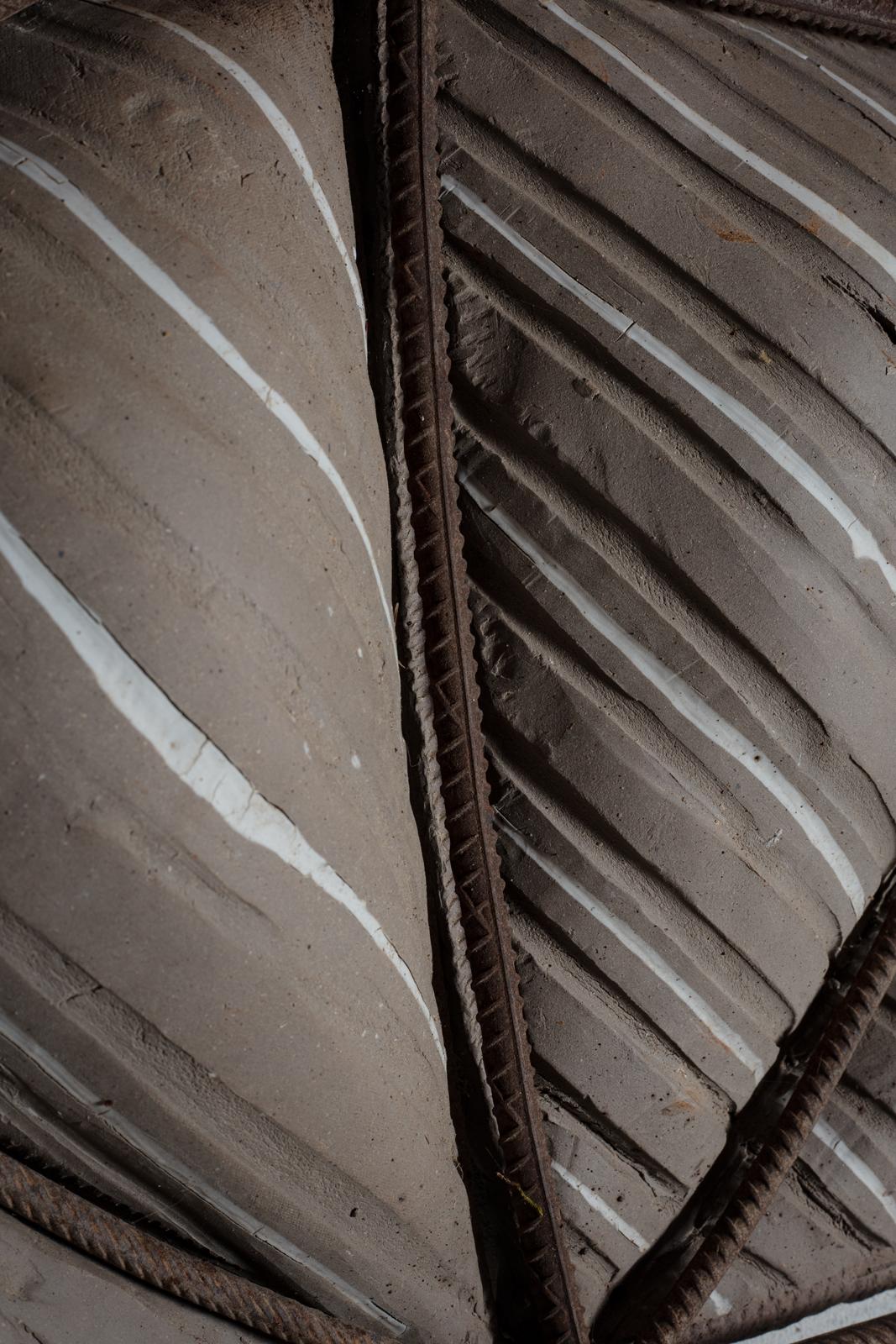 Metal Large Wall Sculpture Entitled « Grande Voile » in Grey Clay and Rebar, 1970-1980 For Sale