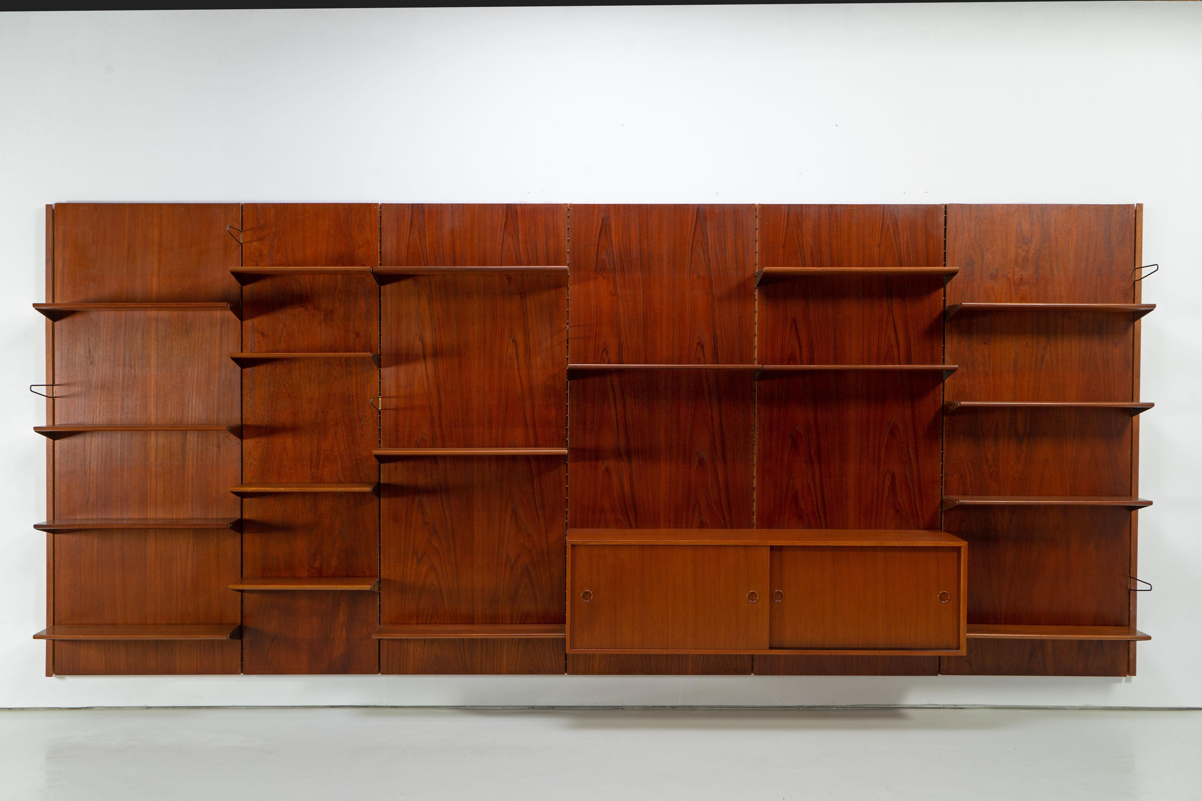 Large modular wall shelf BO71 made of beautiful teak, designed by Finn Juhl. Placement of shelves and sideboard can be freely chosen. The shelf was manufactured by Bovirke in the 1960s and sold through Bo-EX.
