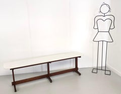 Grande panca in noce e marmo di Carrara nello stile di Franco Albini, Italia