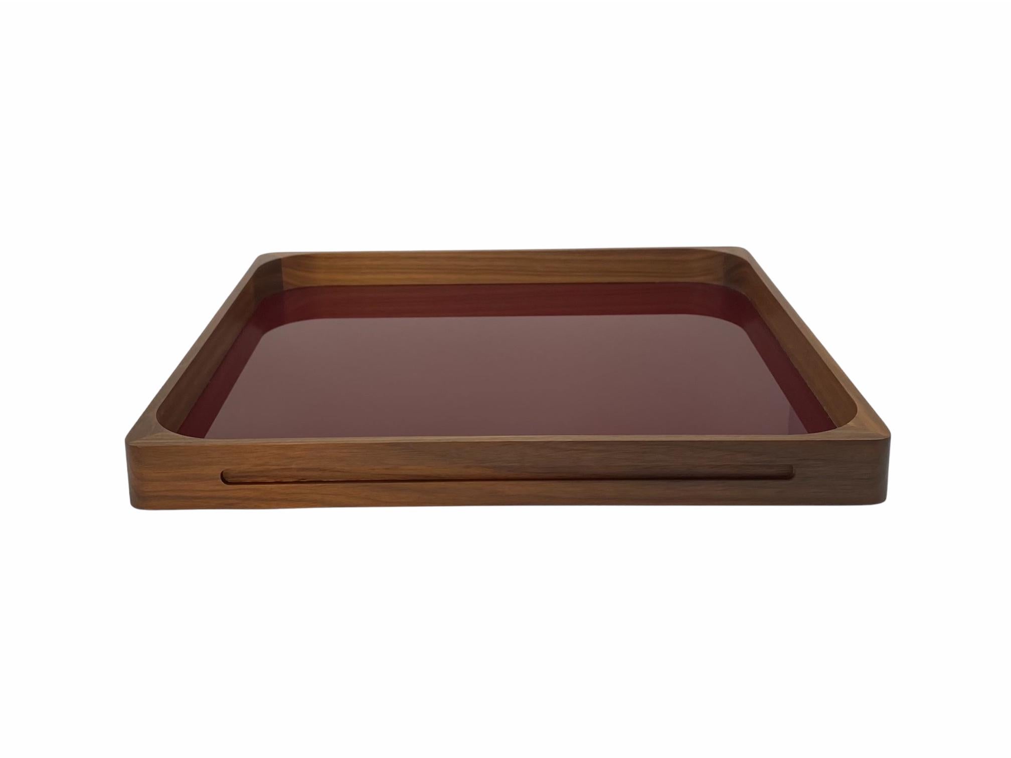 Ce plateau à la fois classique et moderne est fabriqué en bois de noyer et en acrylique. Il a été conçu par GS en 2004. Il peut être utilisé par les clients comme plateau à cocktail ainsi que comme plateau de service très moderne et pratique, ce qui