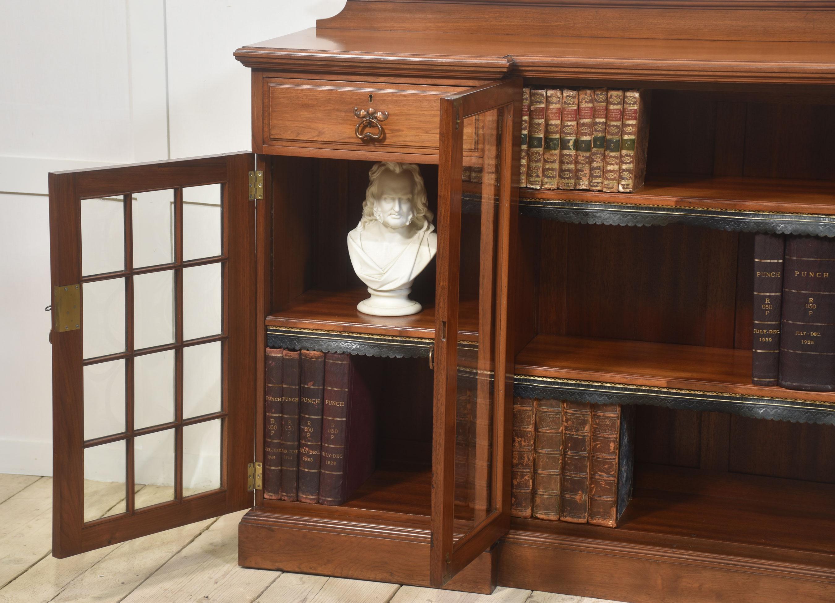 Britannico Grande libreria bassa in noce in vendita