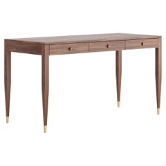 großer Schreibtisch aus Nussbaumholz mit drei Schubladen aus massivem Nussbaumholz im modernen Stil der Jahrhundertmitte