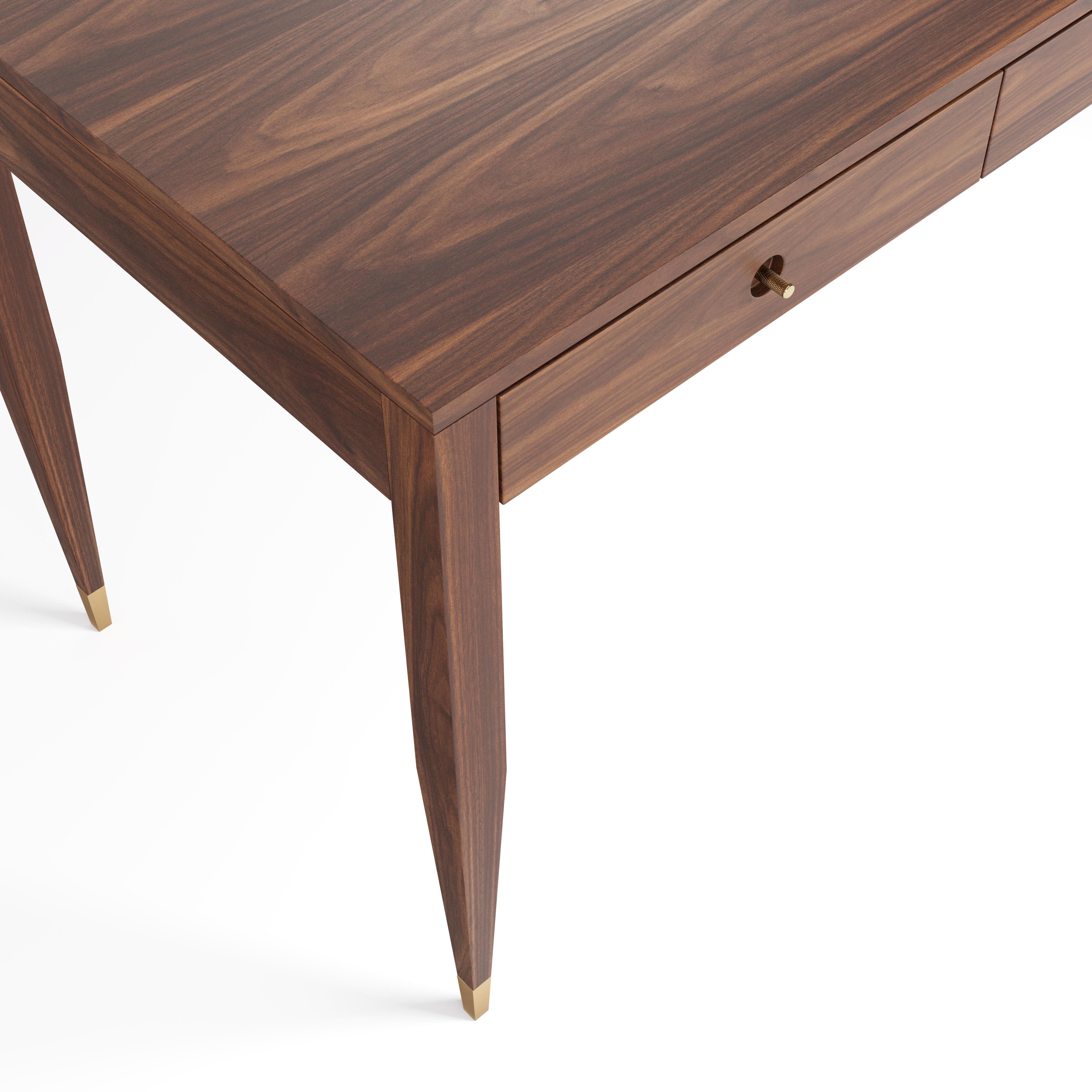 Mid-Century moderno grande scrivania in noce con tre cassetti in noce massiccio in stile mid century modern in vendita