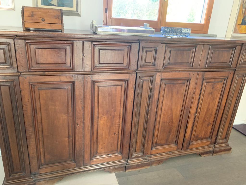 Large Walnut Sideboard, 1600s In Good Condition In Montelabbate, PU