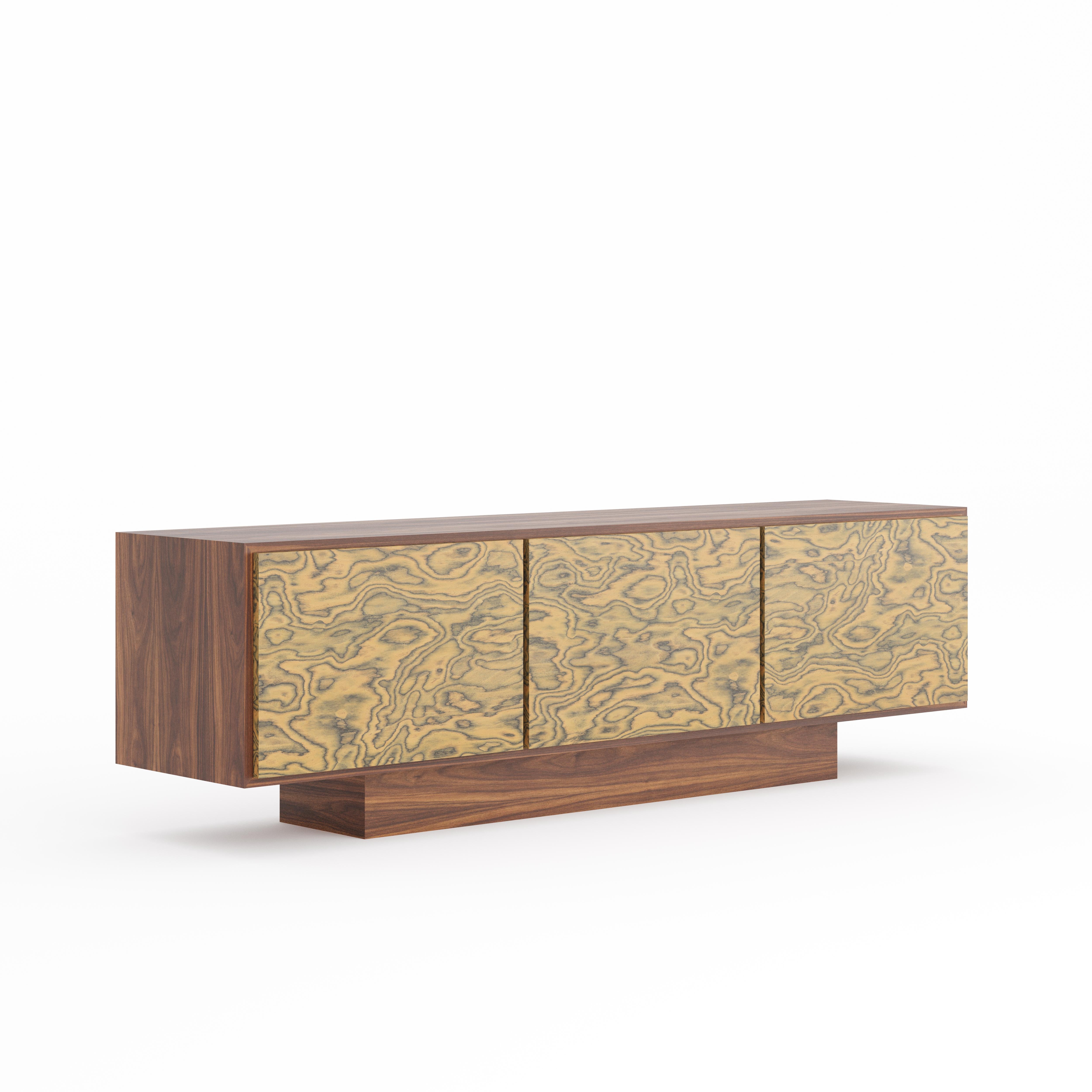 Anrichte aus Nussbaum mit drei Türen, überzogen mit Ettore Sottsass-Furnier im Stil der Mid Century Modern.
Perfekt als Anrichte, Buffet, TV-Ständer, Plattenspieler und Vinyl-Aufbewahrung für Musikliebhaber. Dieses lange Sideboard bietet viel