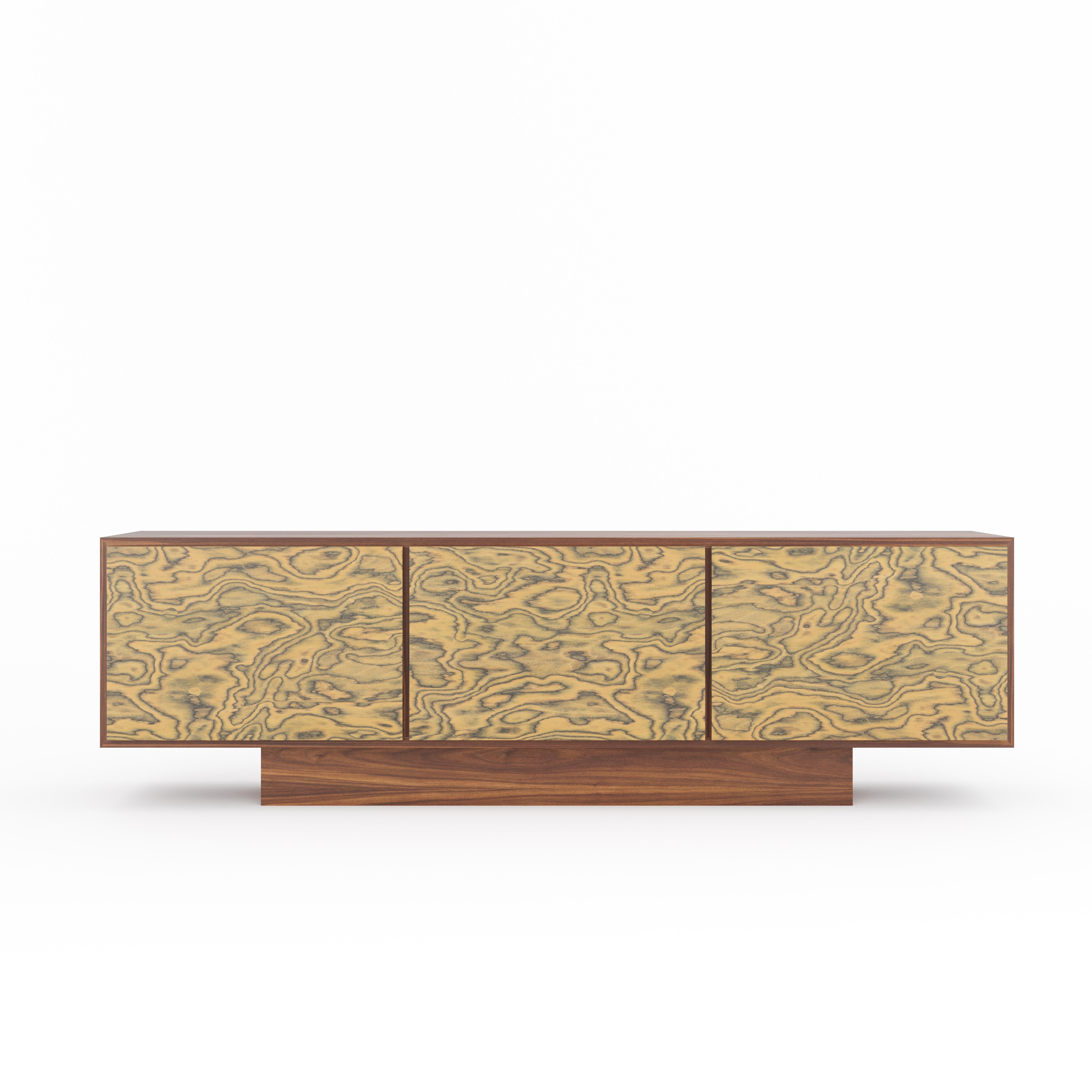 Große Anrichte aus Nussbaumholz mit drei Türen, furniert von Ettore Sottsass (Moderne der Mitte des Jahrhunderts) im Angebot