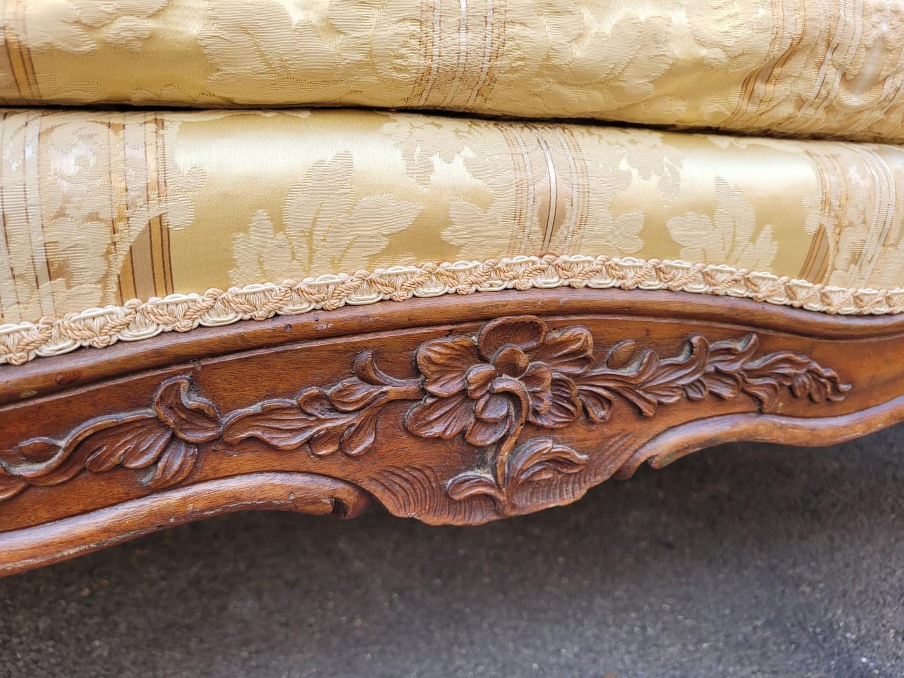 Großes Sofa aus Nussbaumholz, Louis XV.-Periode, 18. Jahrhundert im Angebot 4