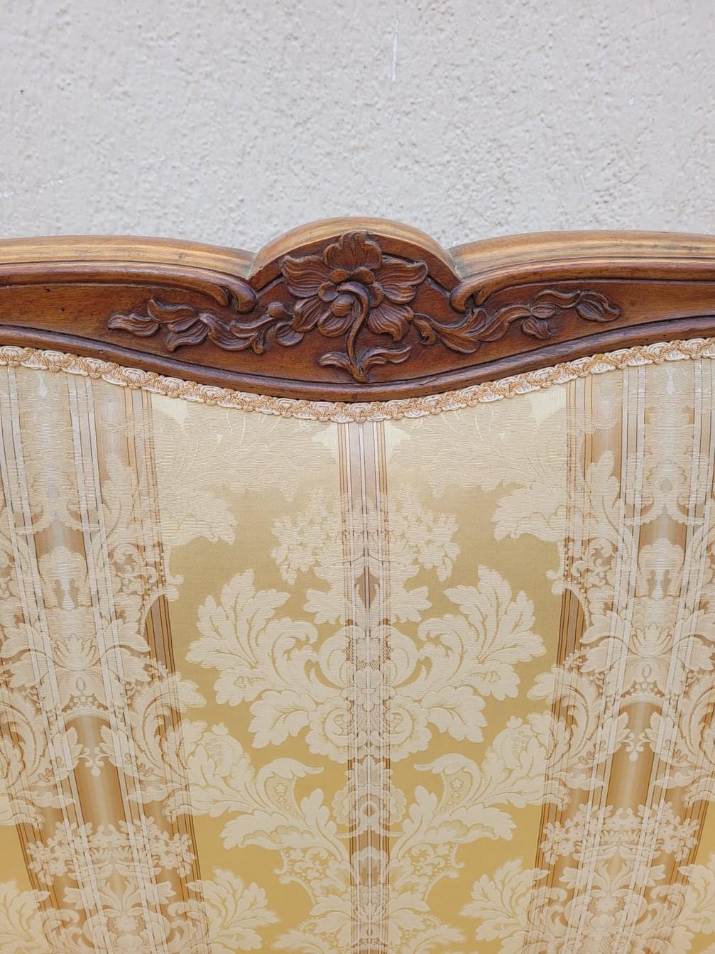 Großes Sofa aus Nussbaumholz, Louis XV.-Periode, 18. Jahrhundert im Angebot 6