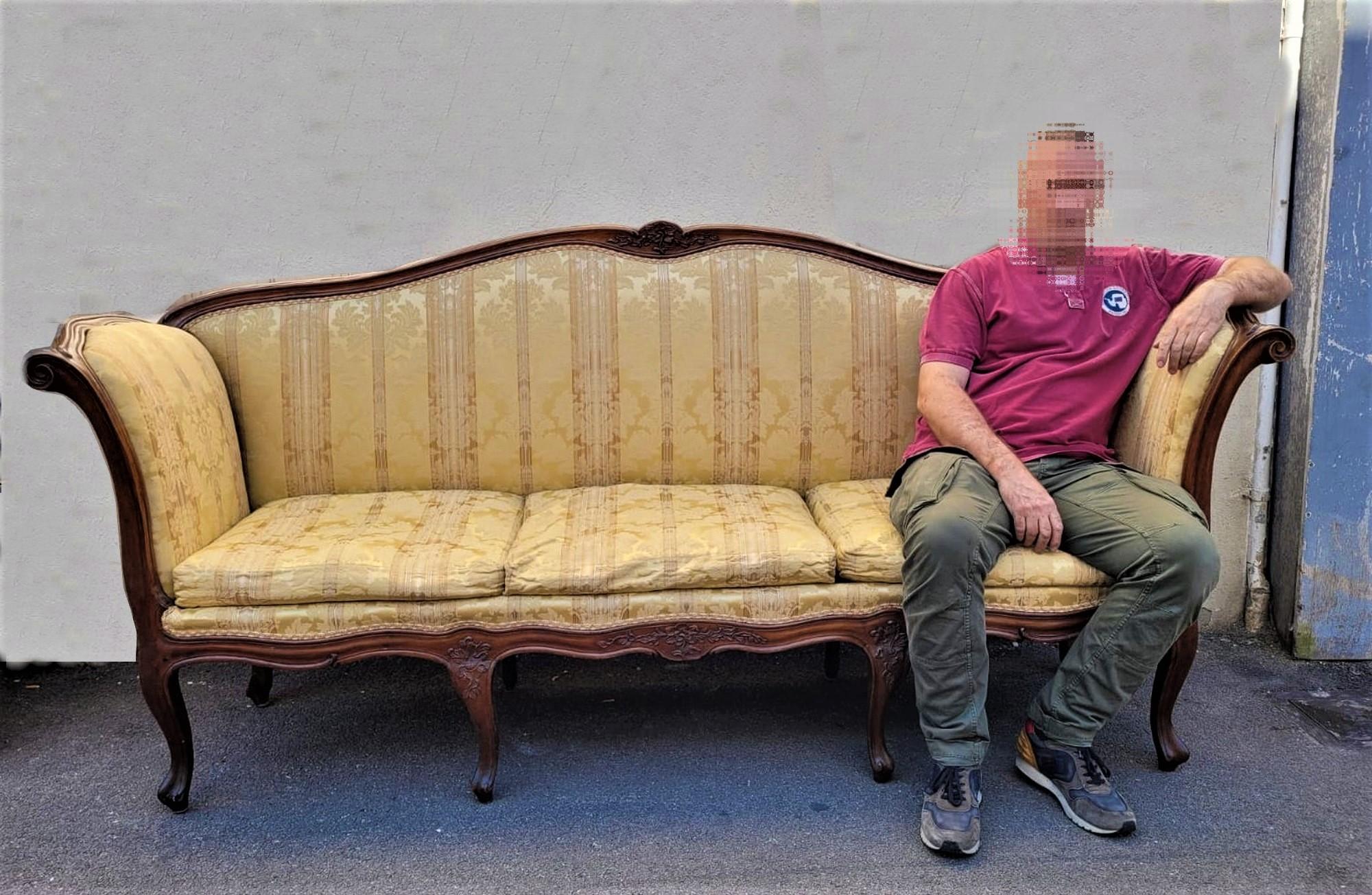 Large Walnut Sofa, Louis XV Period, 18th Century In Good Condition For Sale In MARSEILLE, FR