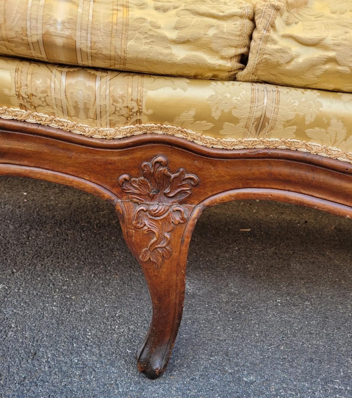 Großes Sofa aus Nussbaumholz, Louis XV.-Periode, 18. Jahrhundert (18. Jahrhundert und früher) im Angebot