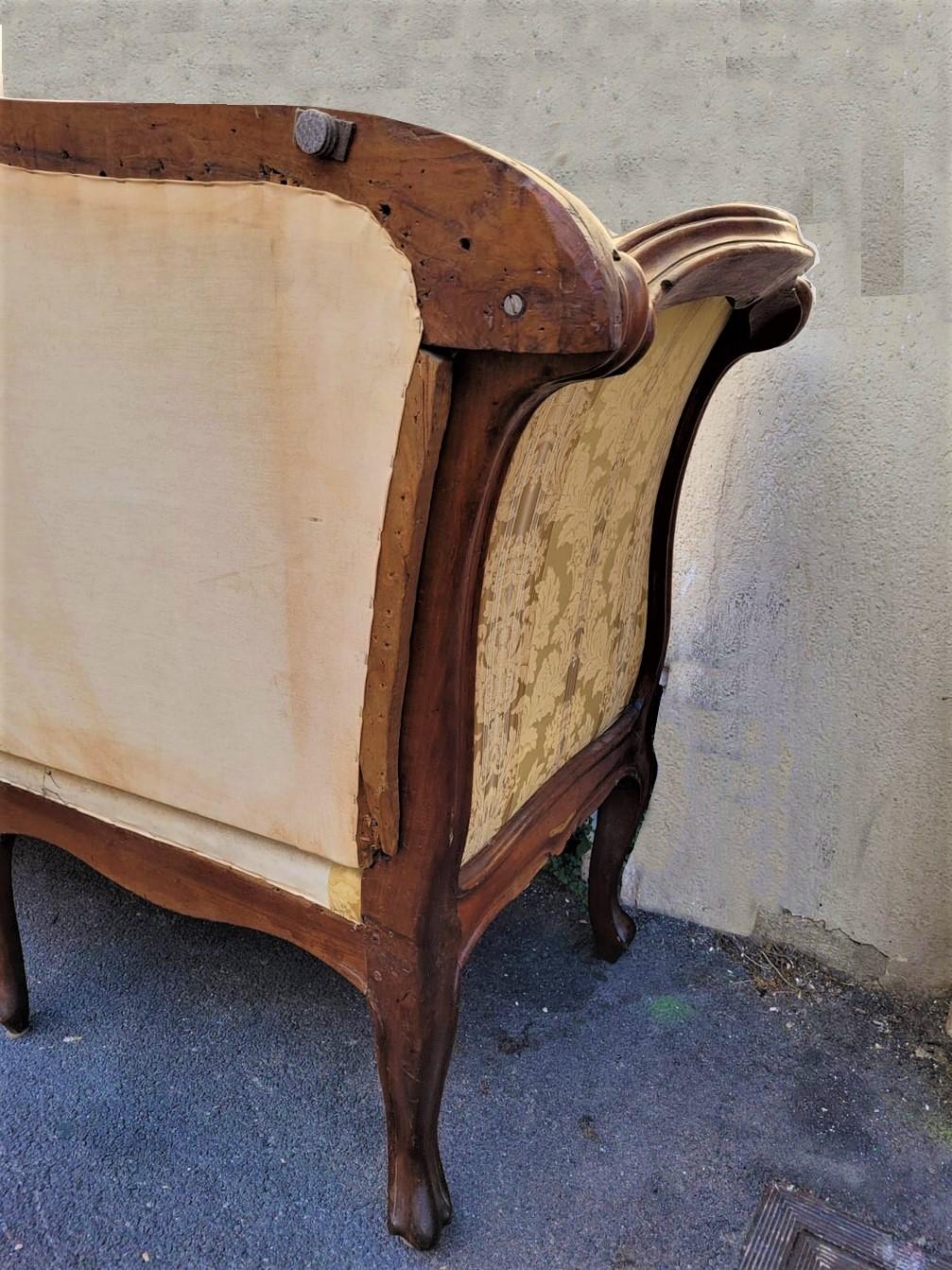 Großes Sofa aus Nussbaumholz, Louis XV.-Periode, 18. Jahrhundert (Walnuss) im Angebot