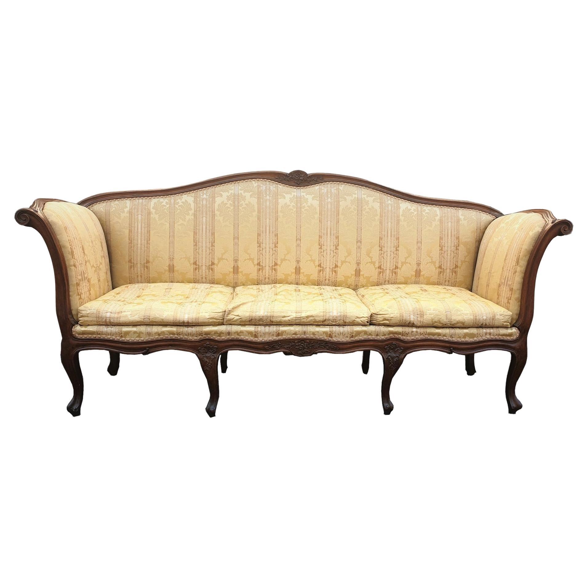 Großes Sofa aus Nussbaumholz, Louis XV.-Periode, 18. Jahrhundert