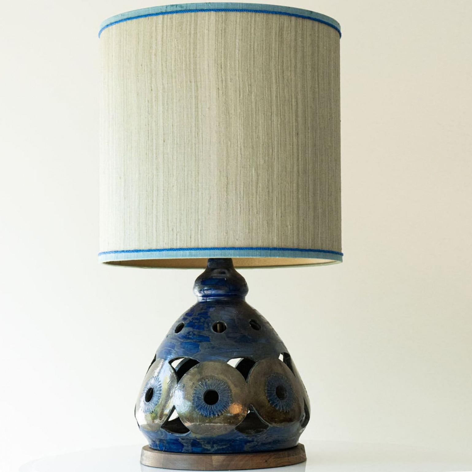 Bellissima lampada da tavolo grande in ceramica blu-marrone e legno di noce degli anni '70.

Questa base per lampada in ceramica dona un'eleganza raffinata e una ricca attrattiva visiva a qualsiasi interno. Con la sua forma scultorea e i colori