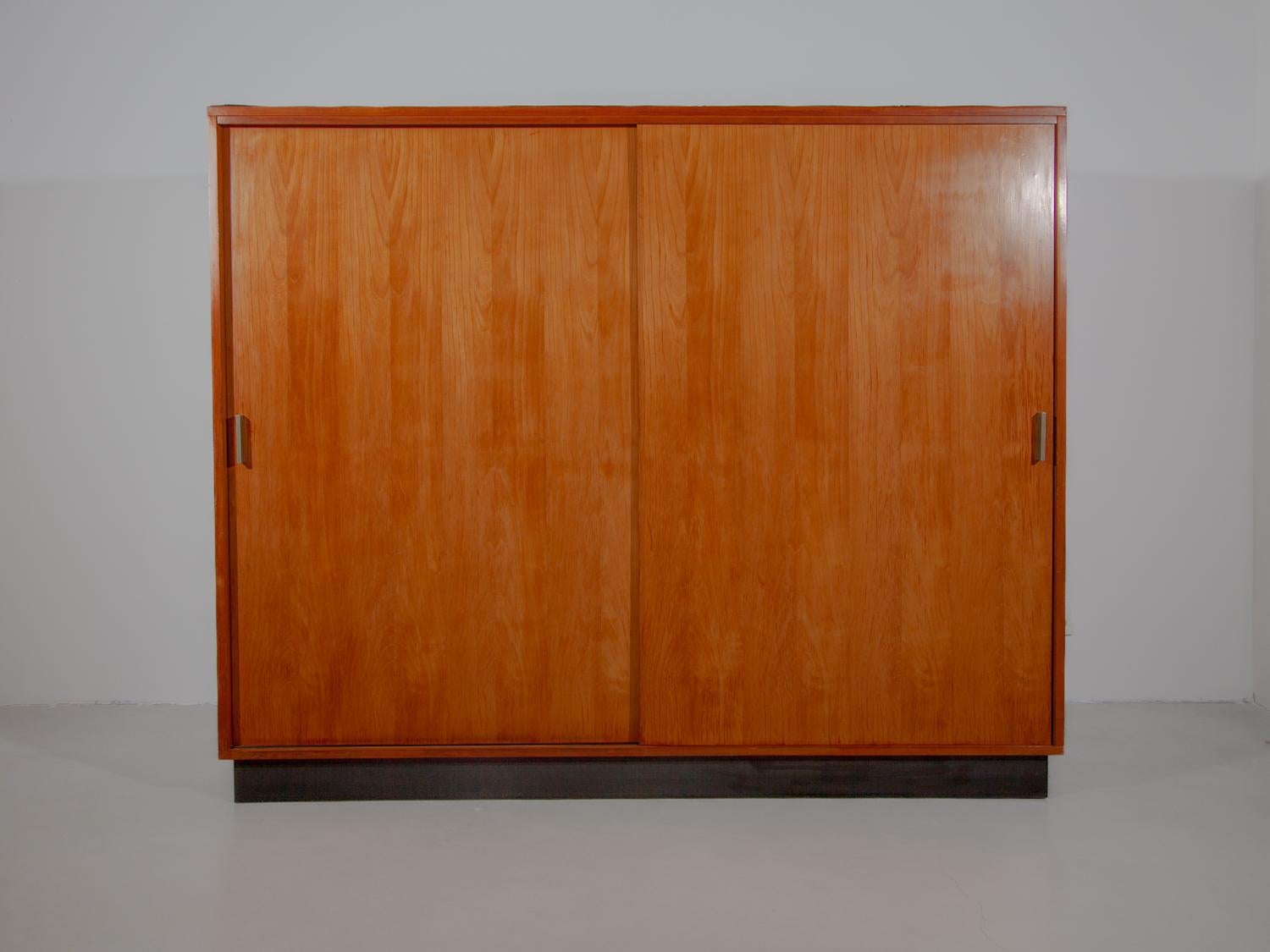 Belge Grande armoire conçue par Alfred Hendrickx, années 1960 pour Belform, Belgique en vente