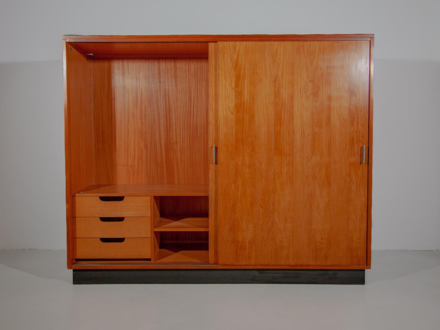 Large Wardrobe designed by Alfred Hendrickx, 1960s for Belform, Belgium In Good Condition For Sale In Antwerp, BE