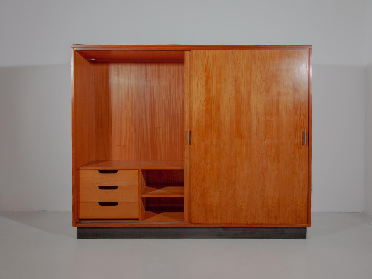 Milieu du XXe siècle Grande armoire conçue par Alfred Hendrickx, années 1960 pour Belform, Belgique en vente