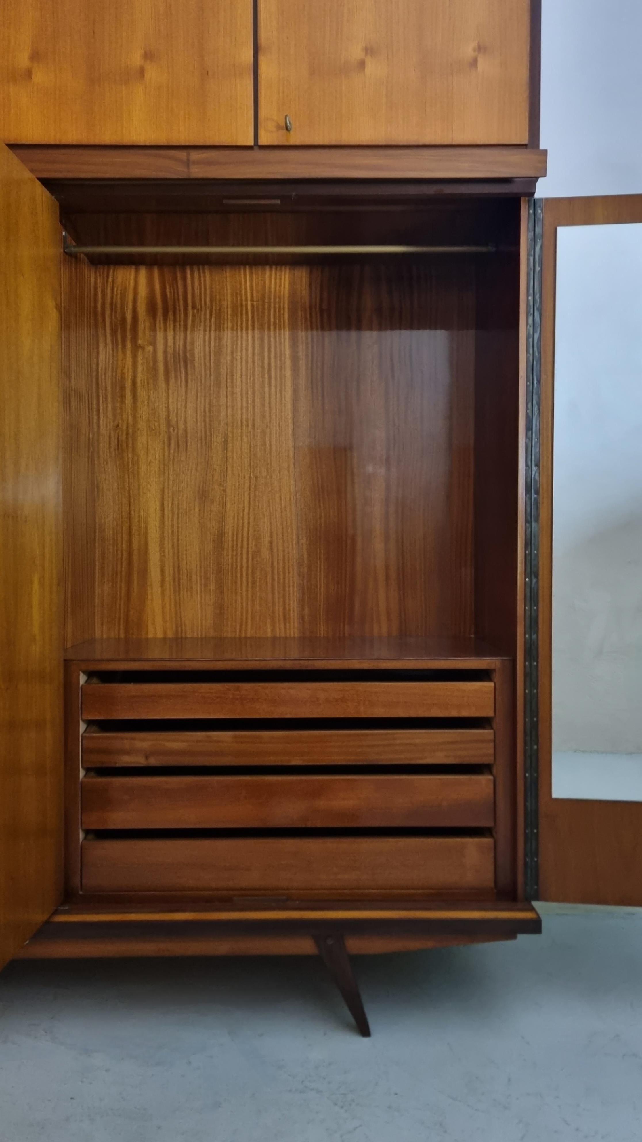 Large wardrobe unit attributed to Gio Ponti  1950s. in vendita 7