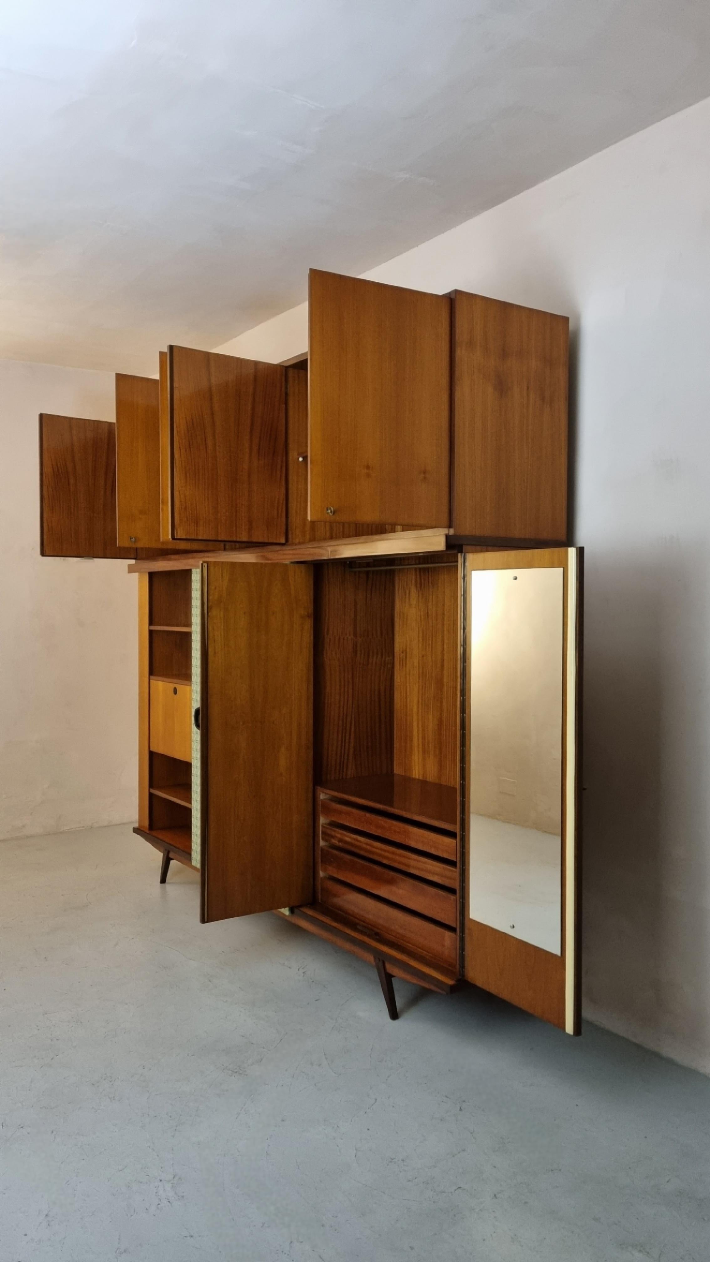 Large wardrobe unit attributed to Gio Ponti  1950s. in vendita 10