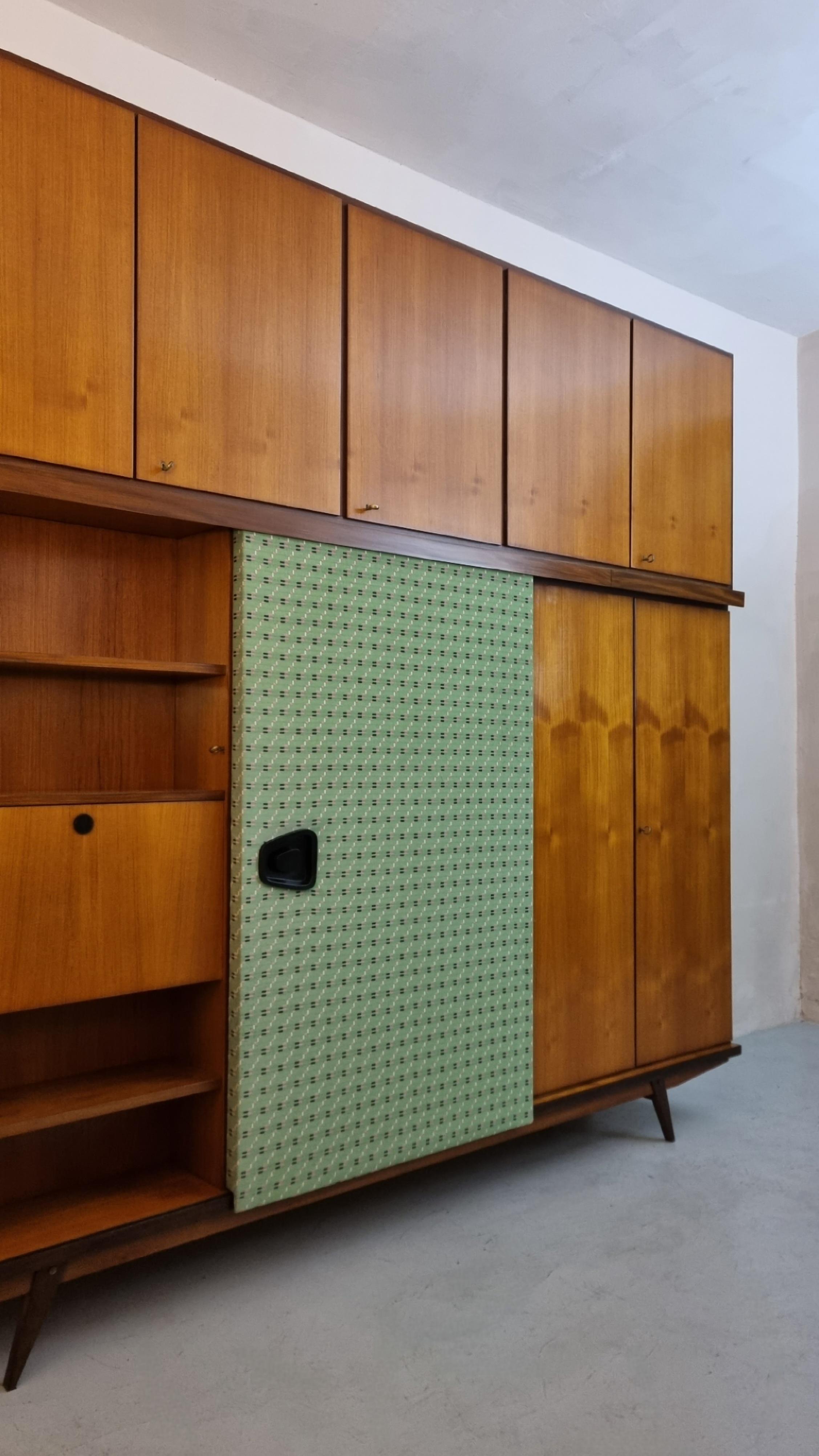 Mid-Century moderno Large wardrobe unit attributed to Gio Ponti  1950s. in vendita