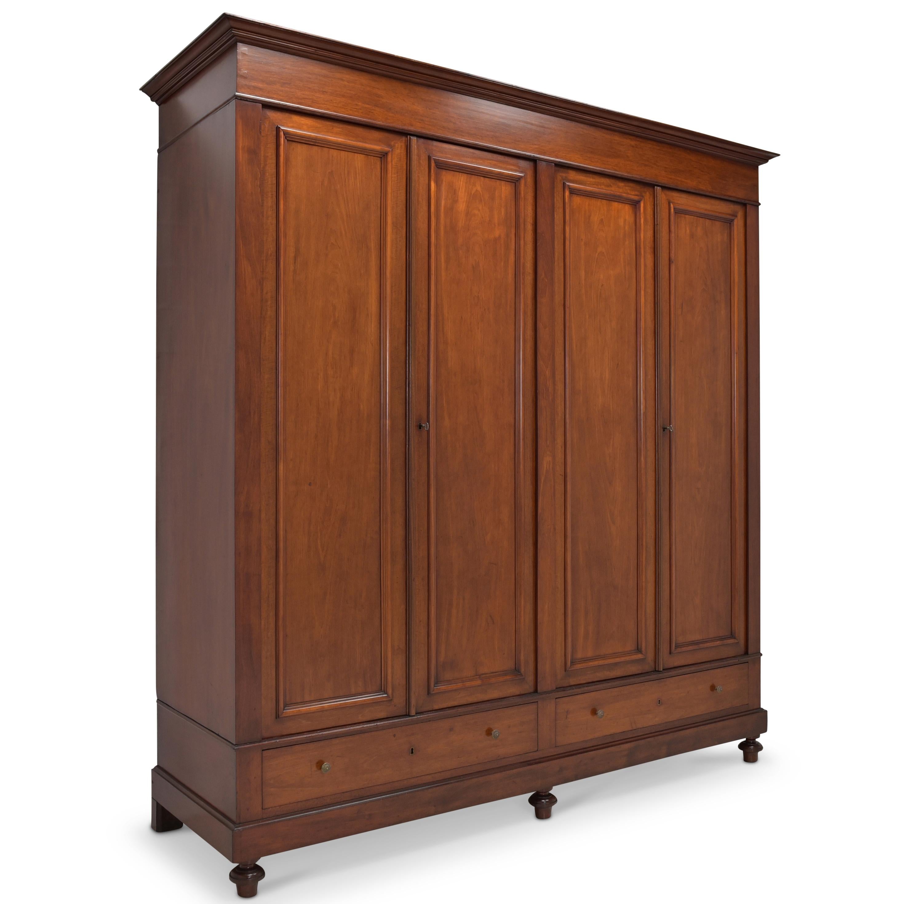 Large wardrobe restored mahogany four-door bar and shelves

Features:
Inside solid oak
Two-part, four-door model with clothes rail, four shelves and two drawers
Very high quality processing
Drawers pronged
Height-adjustable shelves and