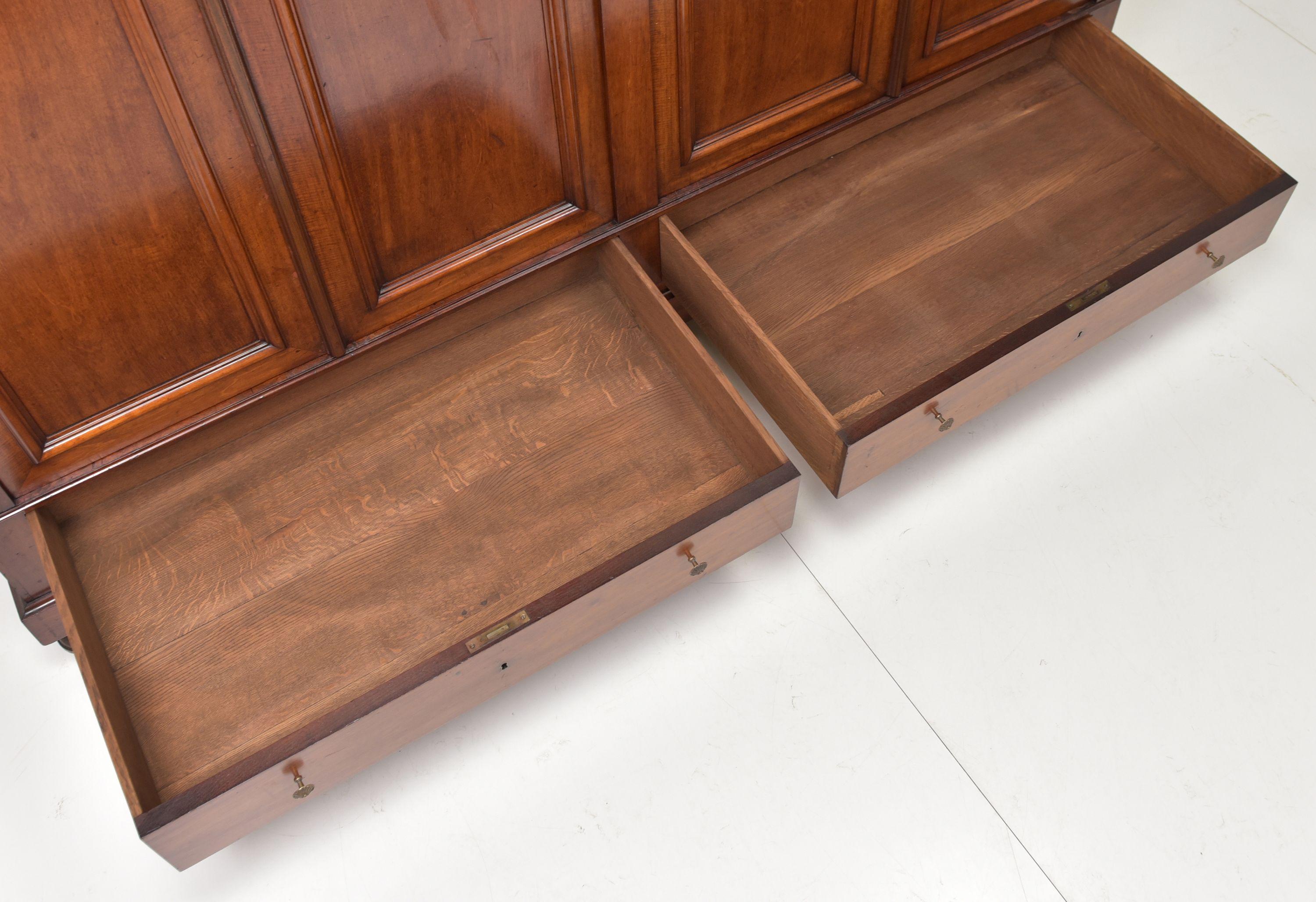 Large Wardrobe with Four-Door Bar and Shelves in Mahogany, 1880 3