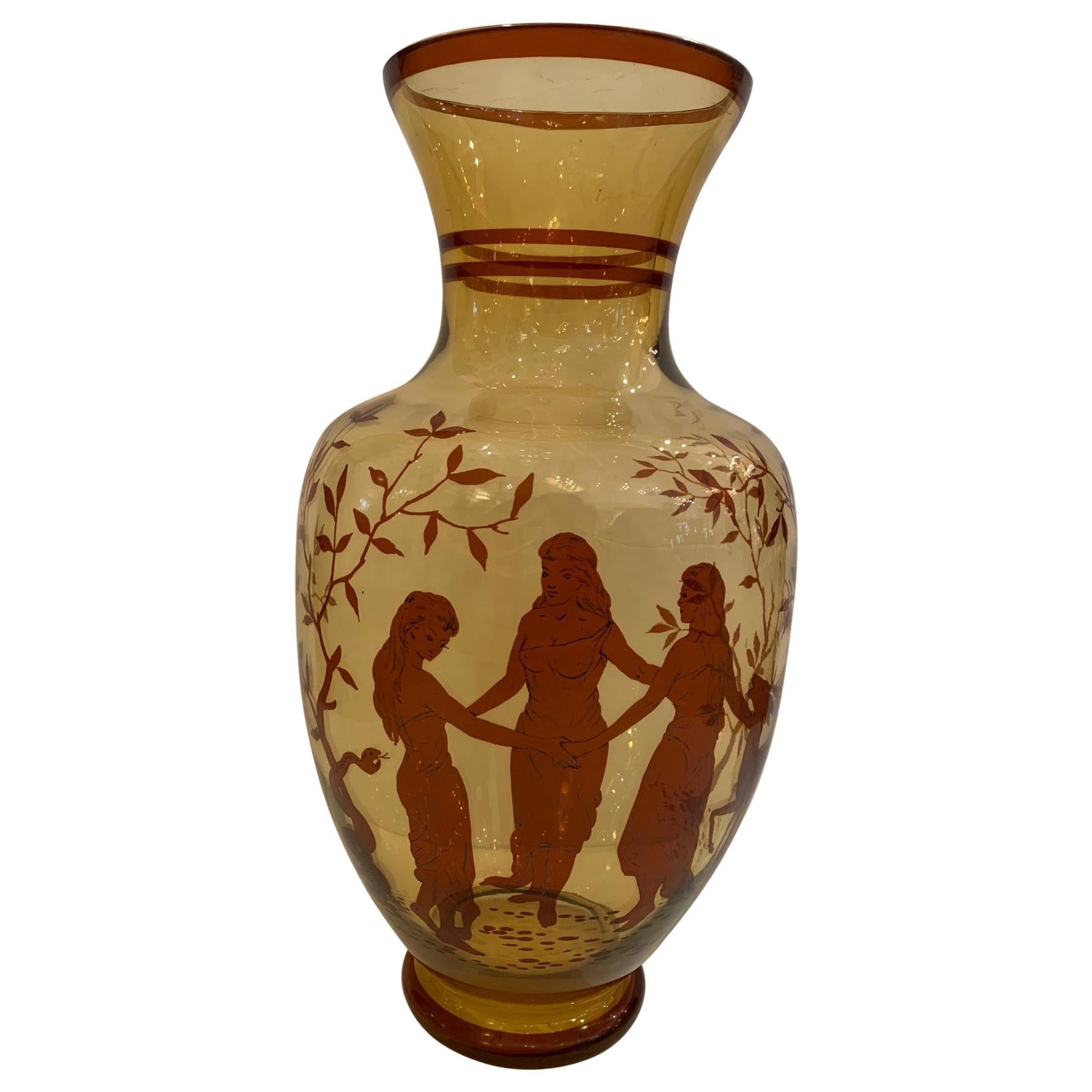 Grand vase en verre ambré chaud avec décoration figurative peinte à la main en vente