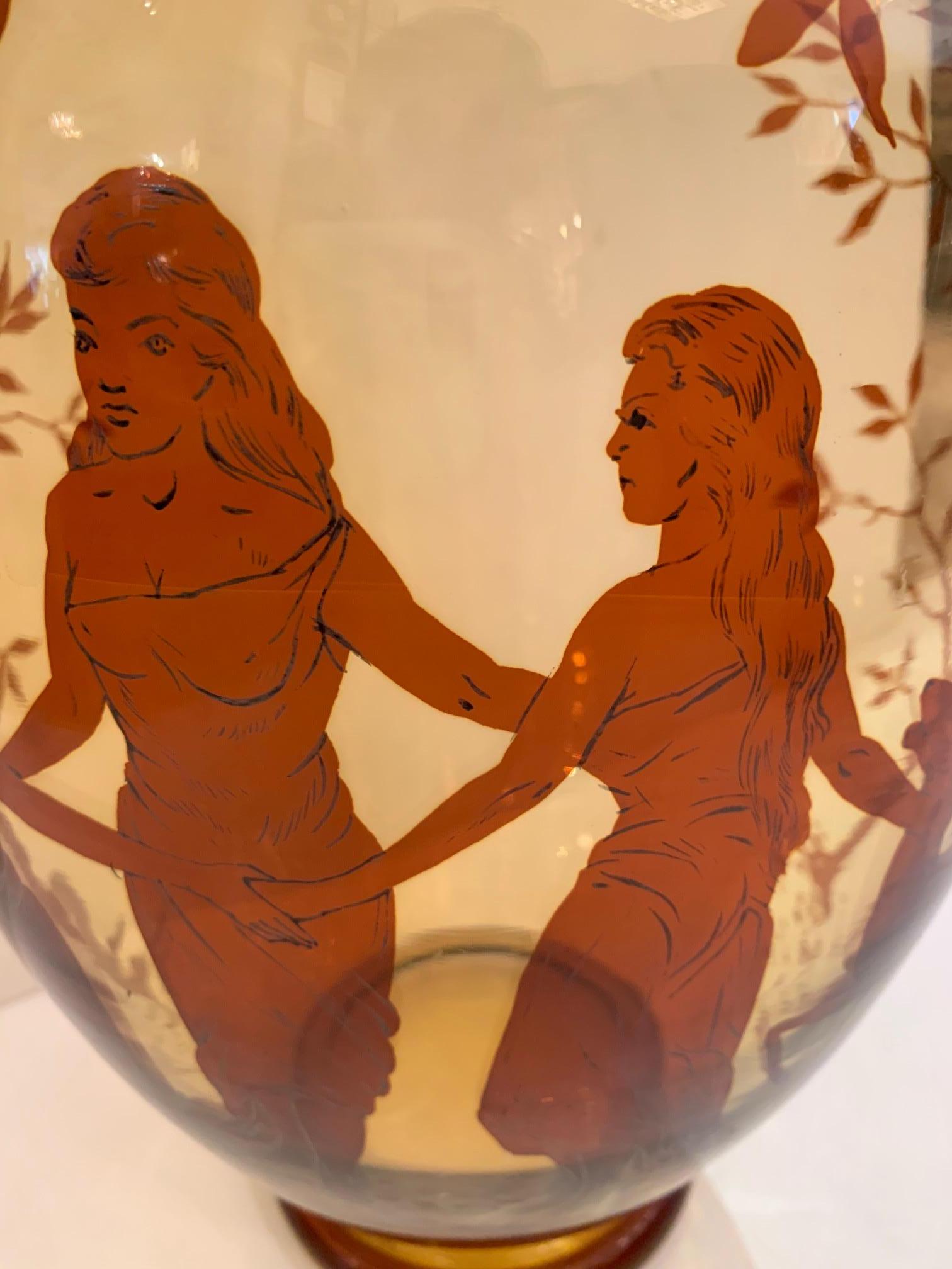 Grand vase en verre ambré chaud avec décoration figurative peinte à la main en vente 4