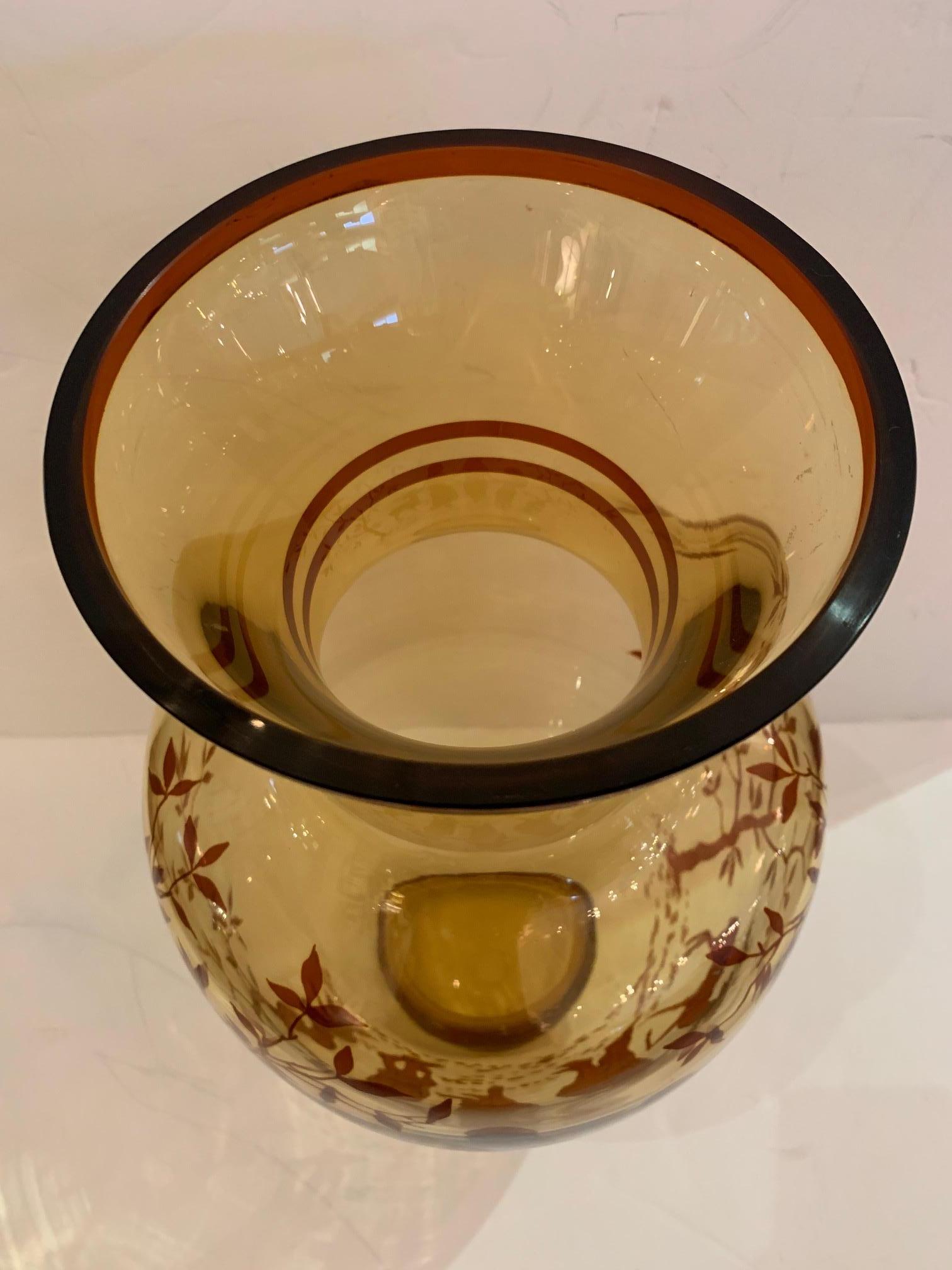 Un grand vase vintage en verre ambré qui attire le regard, avec 3 nymphes, un cerf et un serpent magnifiquement peints à la main.
Ouverture de 7