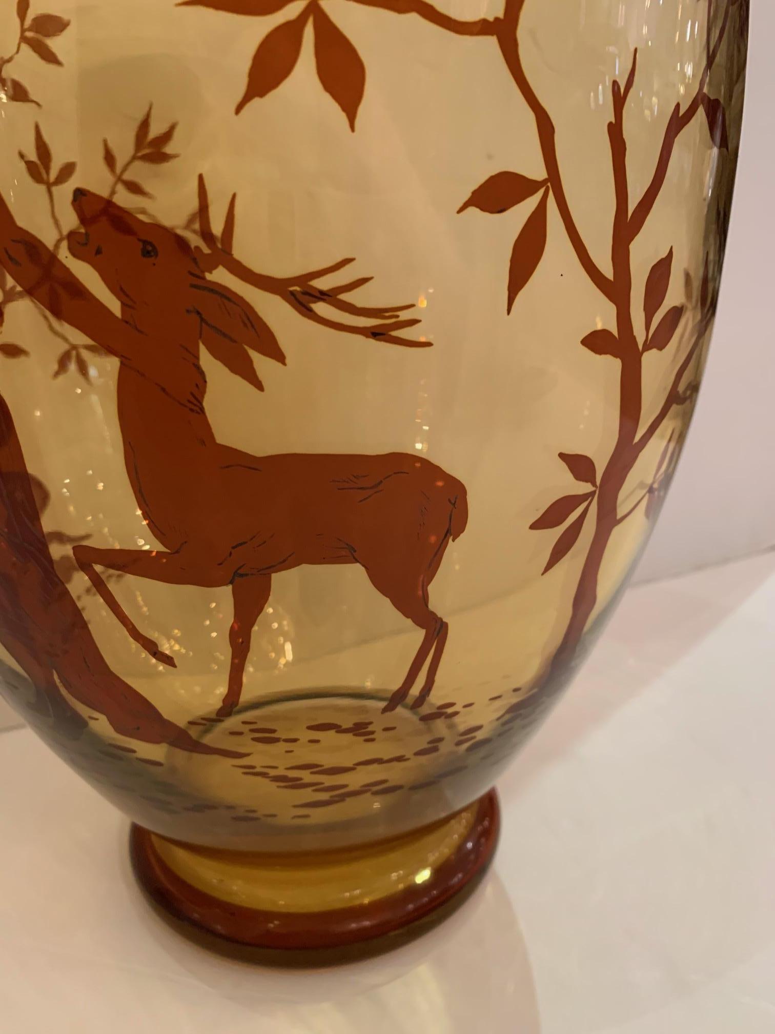 Américain Grand vase en verre ambré chaud avec décoration figurative peinte à la main en vente