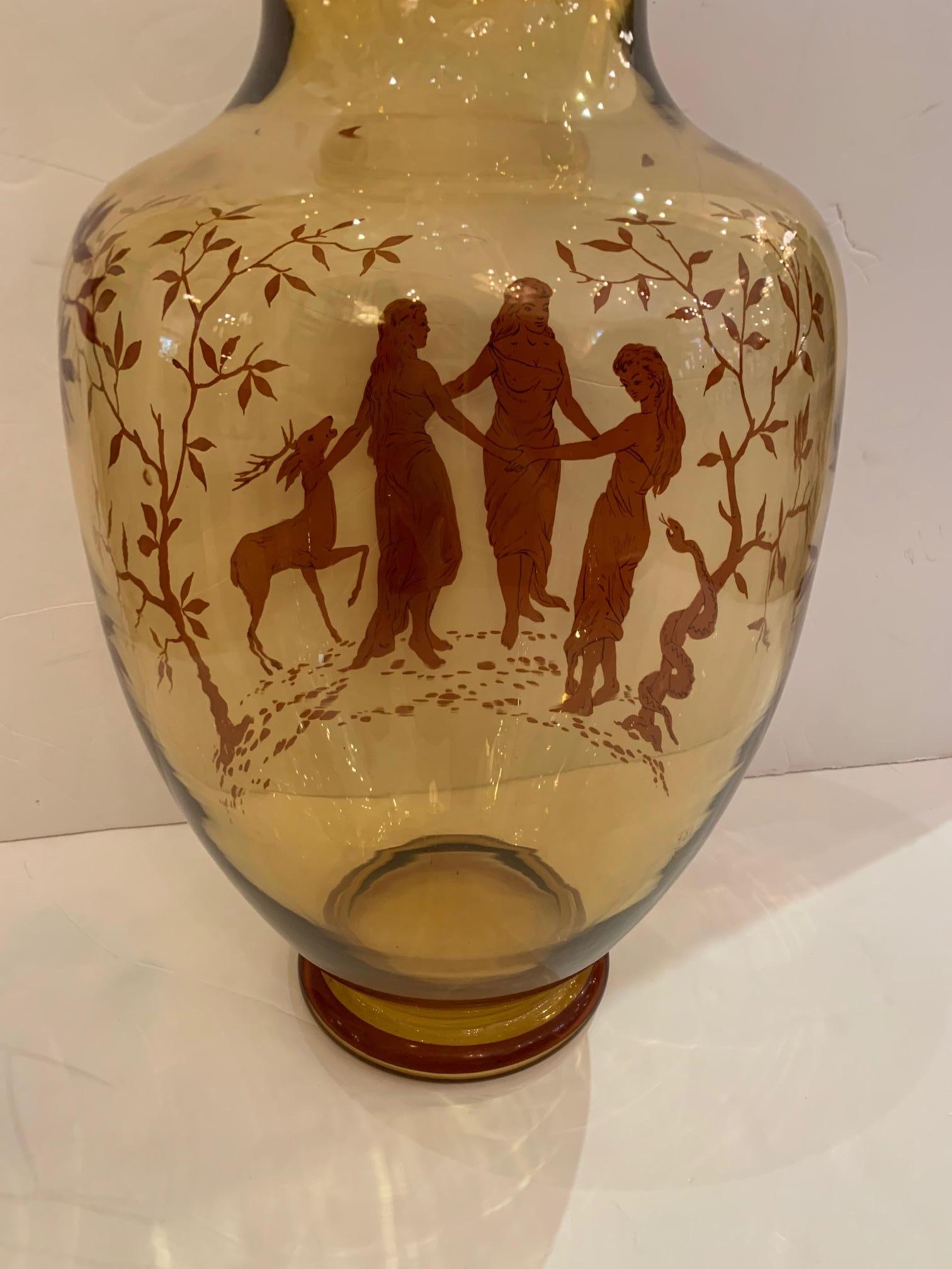 Grand vase en verre ambré chaud avec décoration figurative peinte à la main Bon état - En vente à Hopewell, NJ