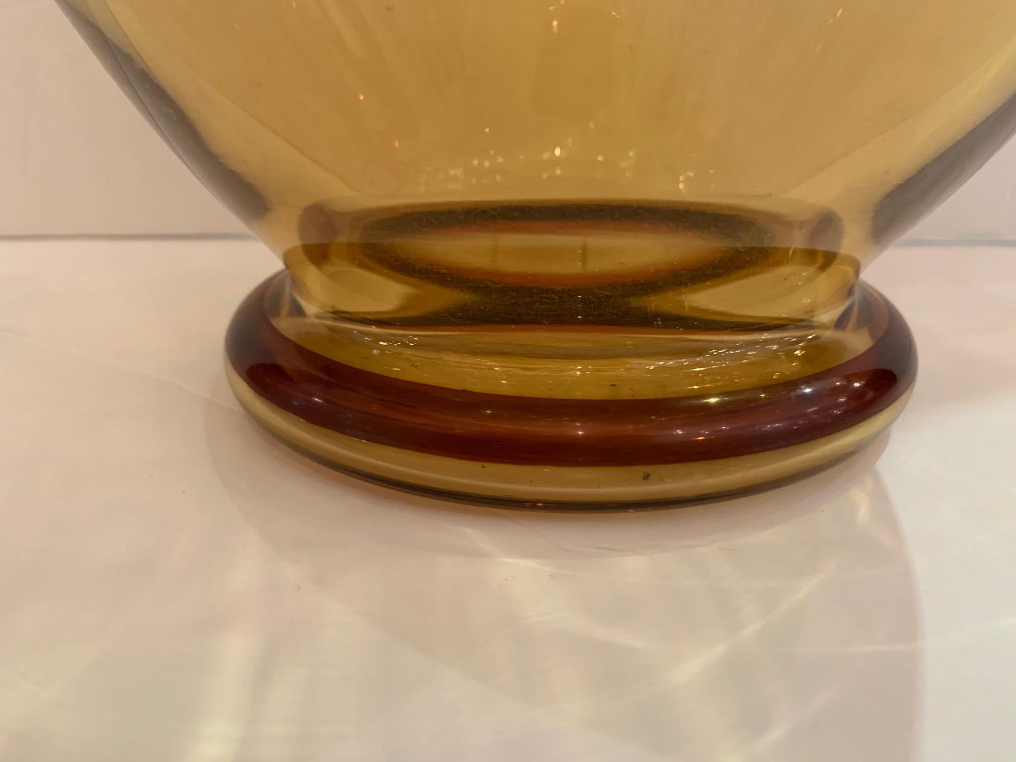 Verre Grand vase en verre ambré chaud avec décoration figurative peinte à la main en vente