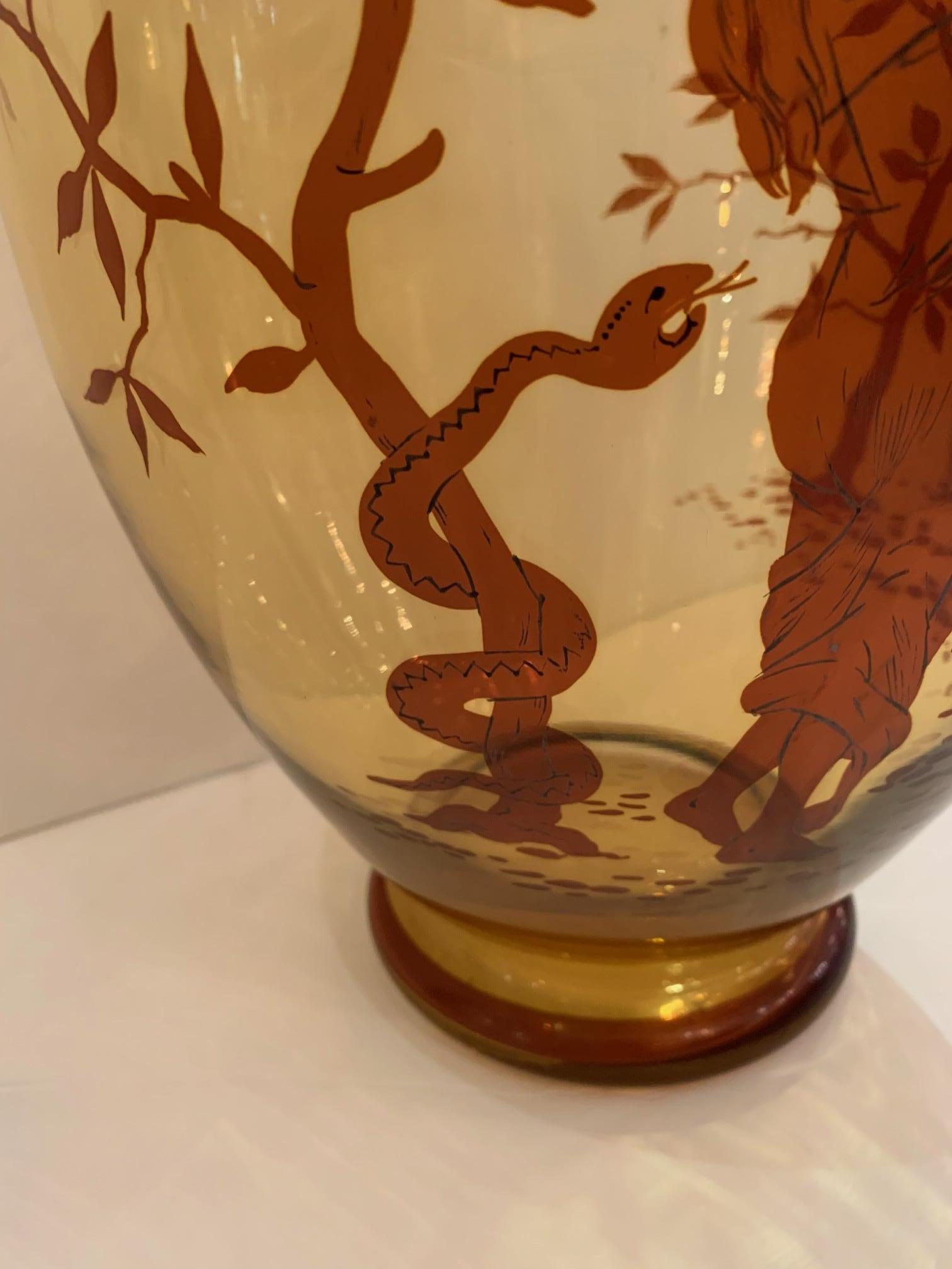 Grand vase en verre ambré chaud avec décoration figurative peinte à la main en vente 1
