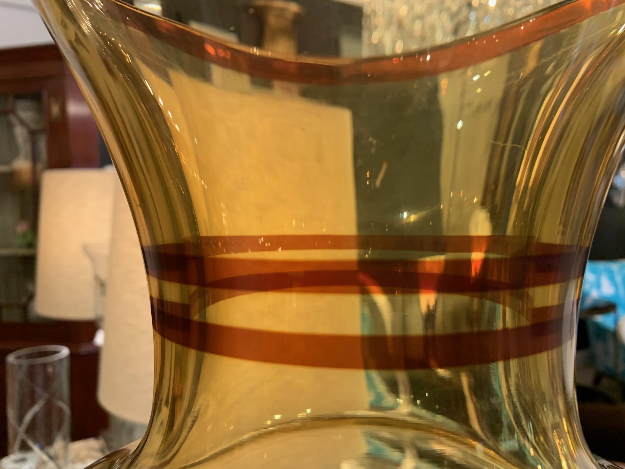 Grand vase en verre ambré chaud avec décoration figurative peinte à la main en vente 3
