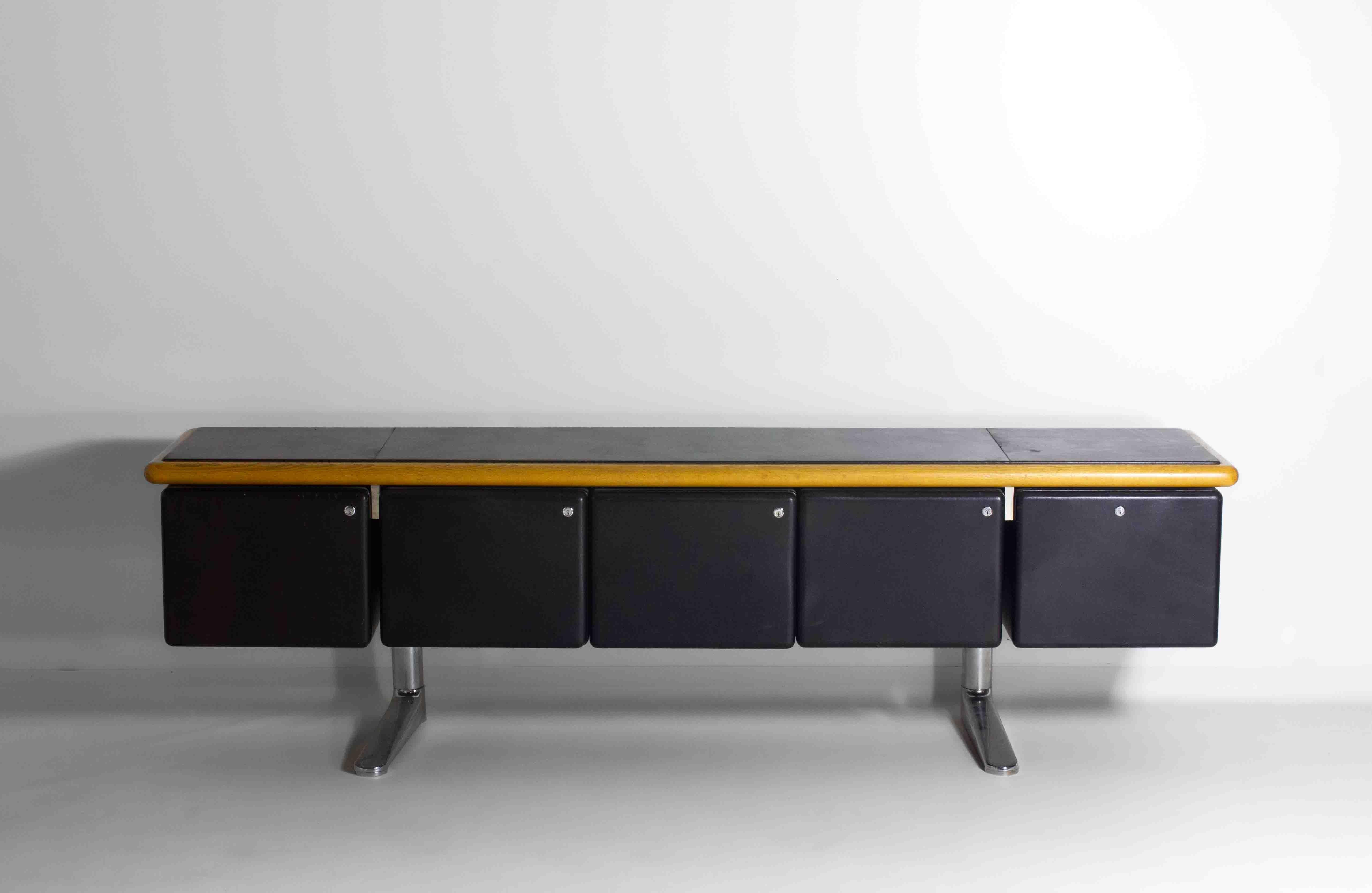 Dieses 1973 für Knoll International entworfene Sideboard für Führungskräfte ist ein Paradebeispiel für modernes Bürodesign aus der Mitte des Jahrhunderts. Platner, der für seine Drahtkreationen bekannt war, war auch in der Lage, elegantere und