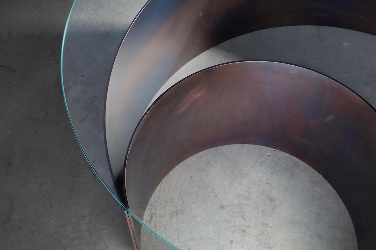 XXIe siècle et contemporain Grande table basse Wave en acier teinté à chaud contemporain et verre étoilé étoilé en vente