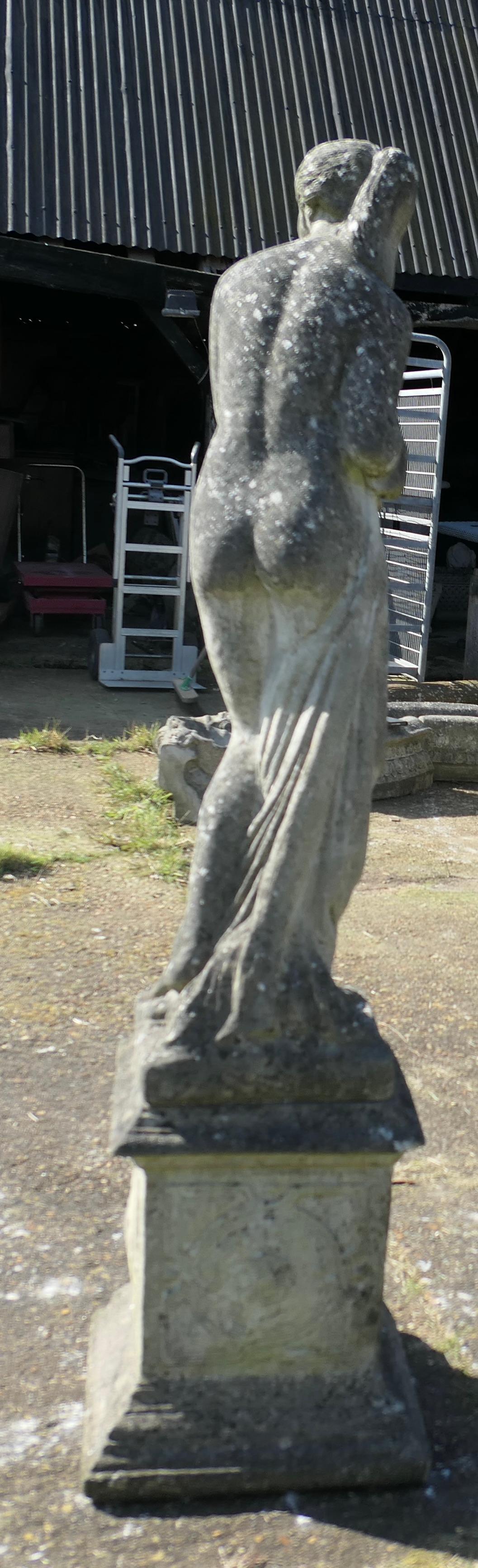 Grande statue de jardin de Vénus  Grande statue de Vénus en vente 4