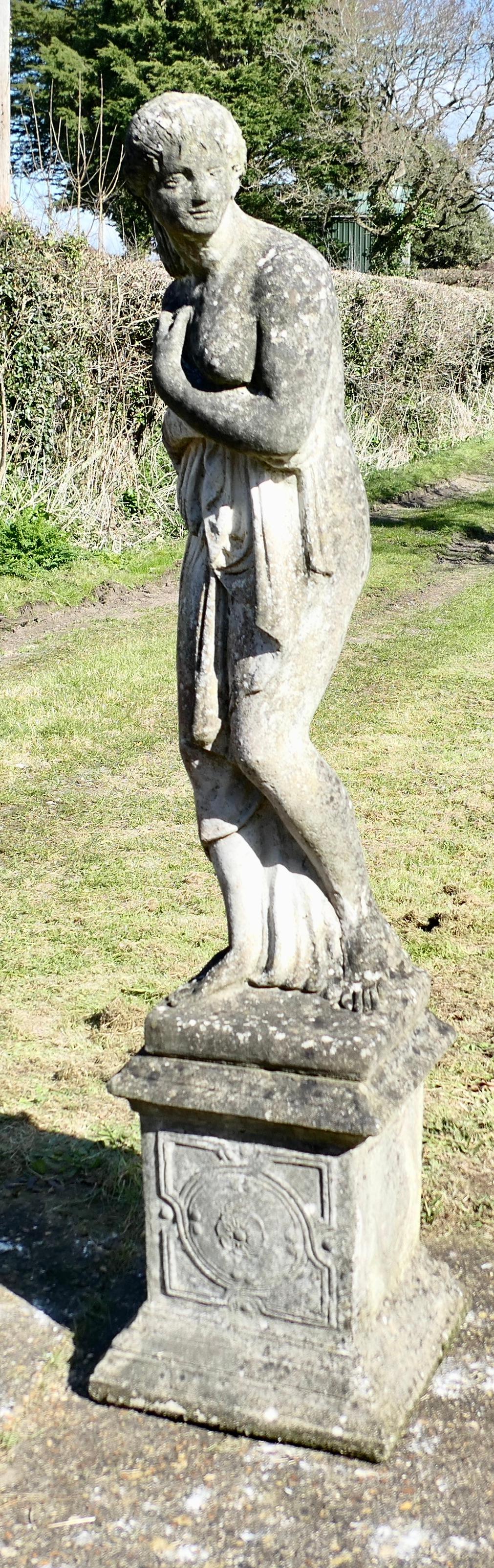 Grande statue de jardin de Vénus

Grande statue de Vénus en pierre reconstituée
Il s'agit d'une statue classique d'époque, datant du début du 20ème siècle, avec un vieillissement souhaitable, très peu de chocs et une bonne patine.
Cette charmante