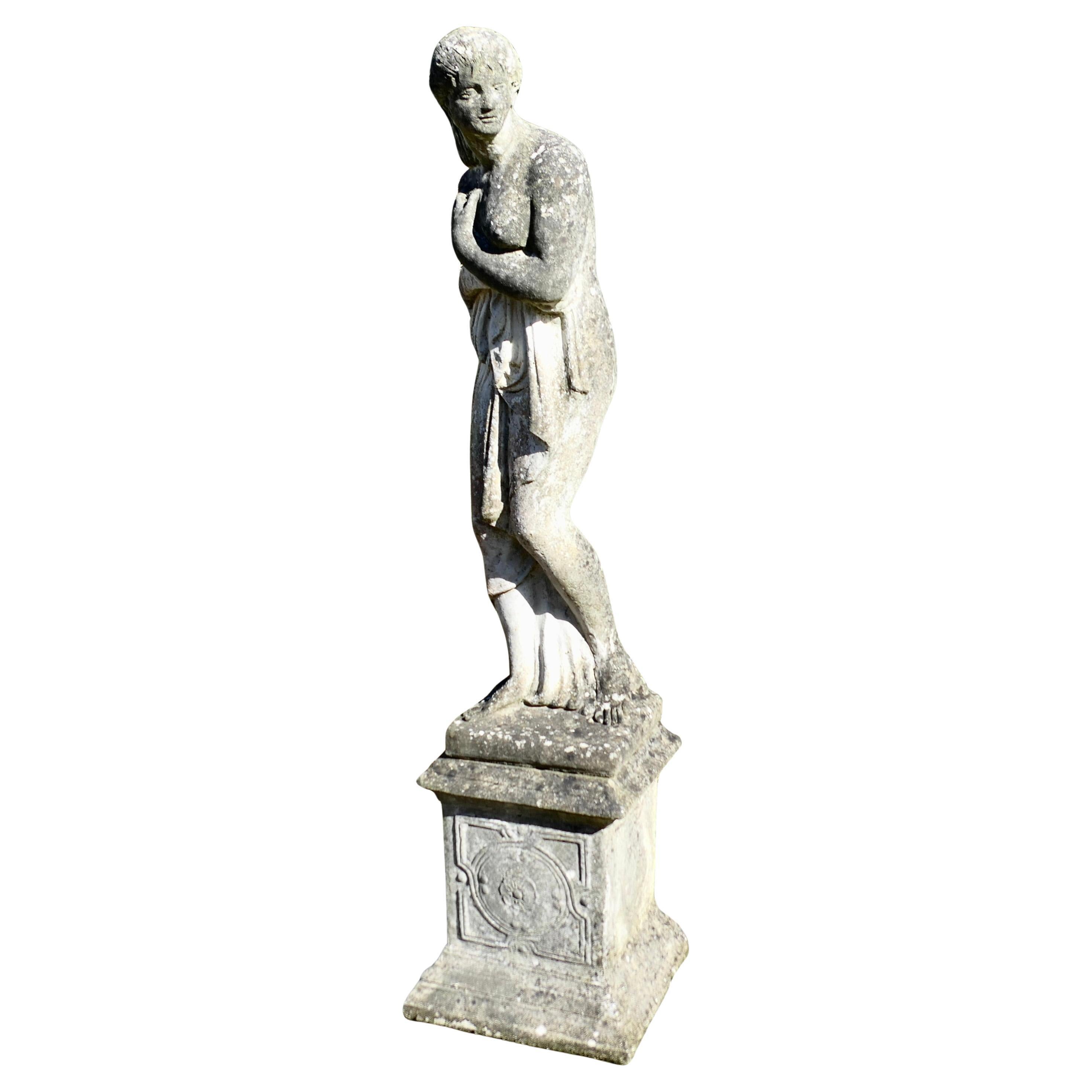 Estatua de Venus de jardín grande y envejecida  Una gran estatua de piedra de Venus