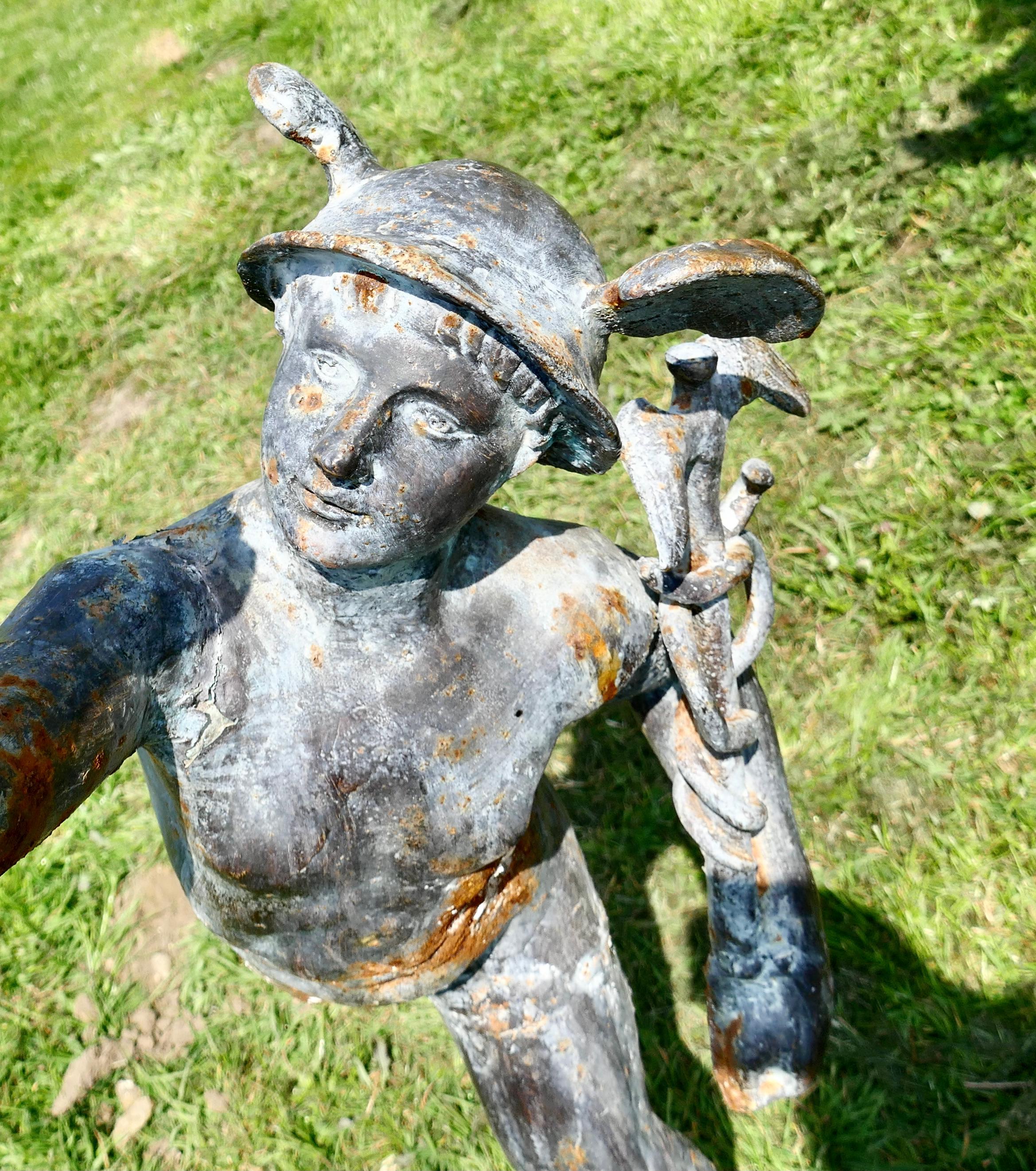 Romain classique Grande statue de jardin en fer vieilli représentant Mercure, le messager ailé d'Hermès en vente
