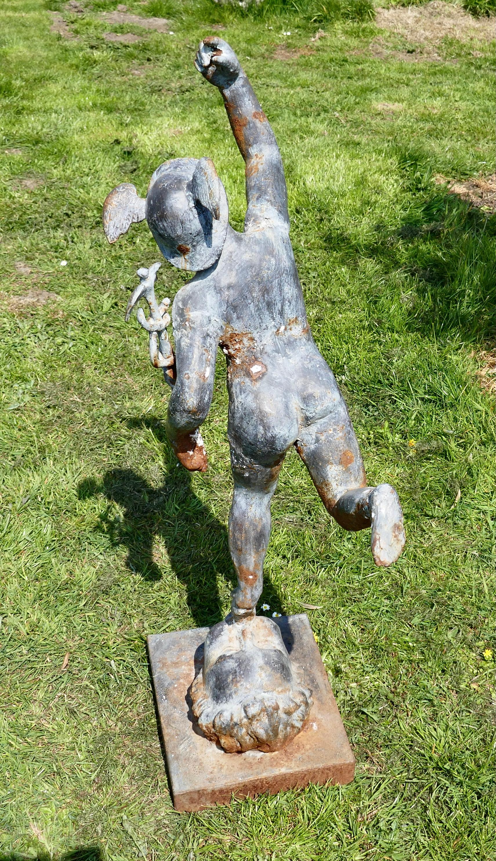 Grande statue de jardin en fer vieilli représentant Mercure, le messager ailé d'Hermès Bon état - En vente à Chillerton, Isle of Wight