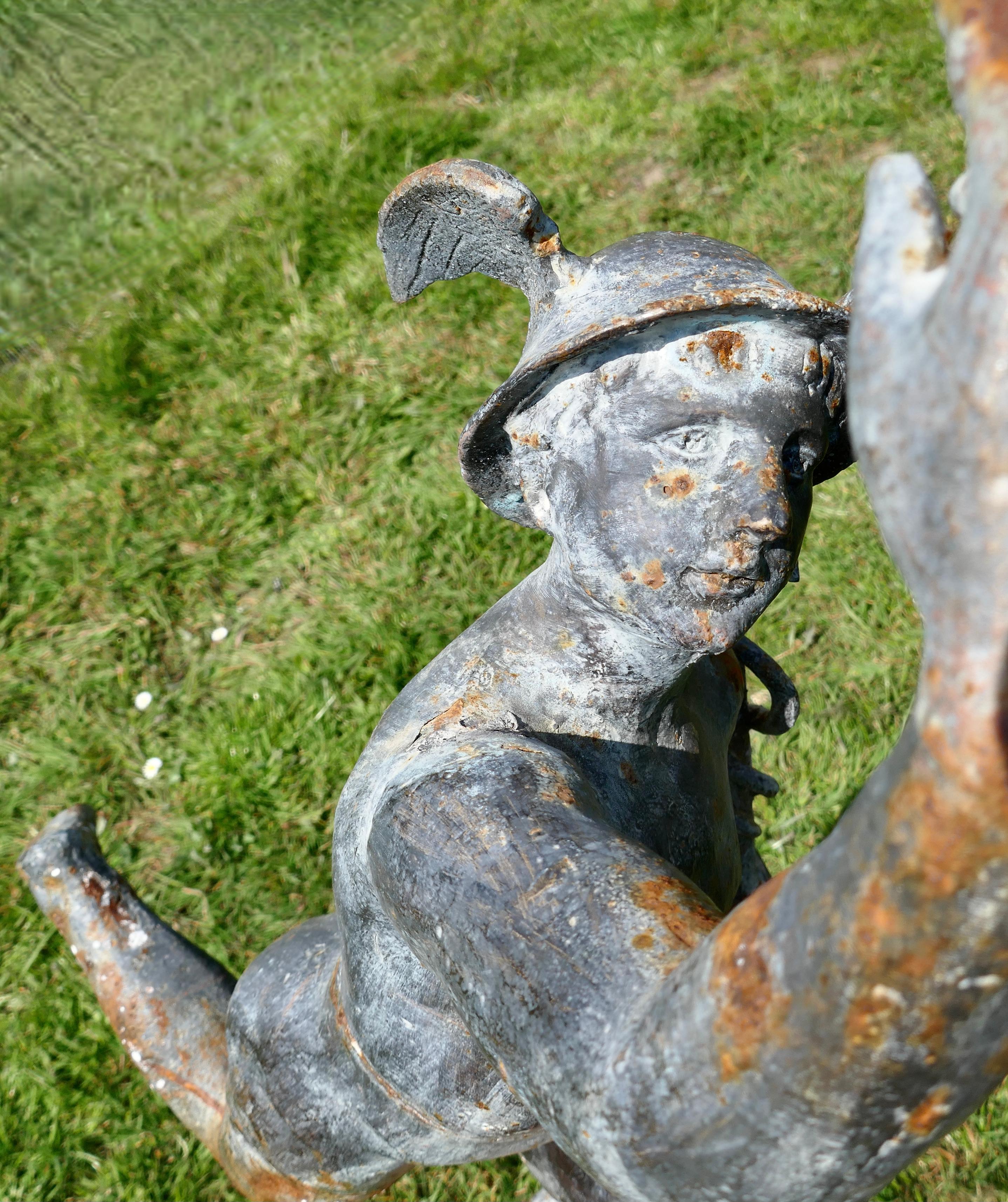 Grande statue de jardin en fer vieilli représentant Mercure, le messager ailé d'Hermès en vente 1