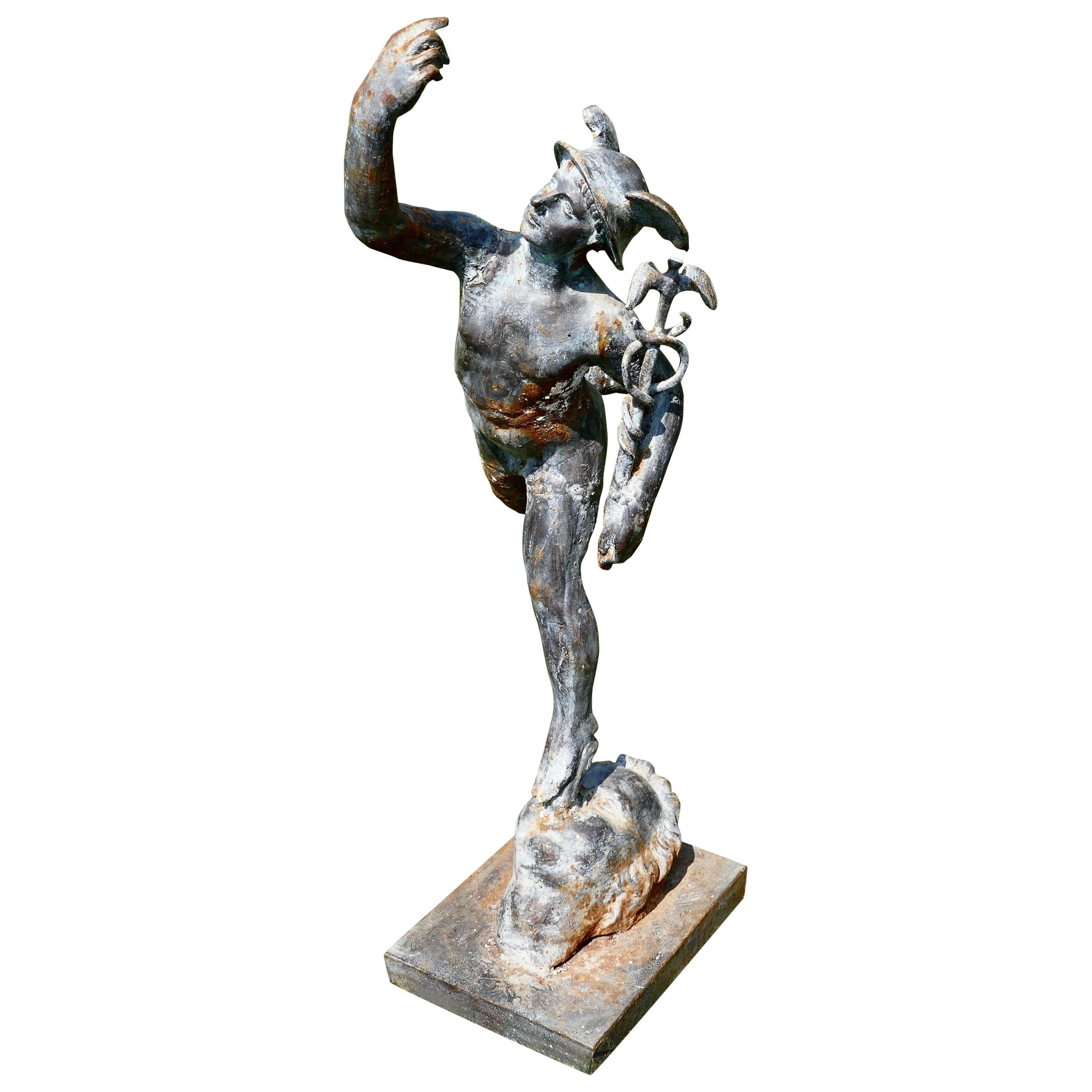 Grande statue de jardin en fer vieilli représentant Mercure, le messager ailé d'Hermès en vente