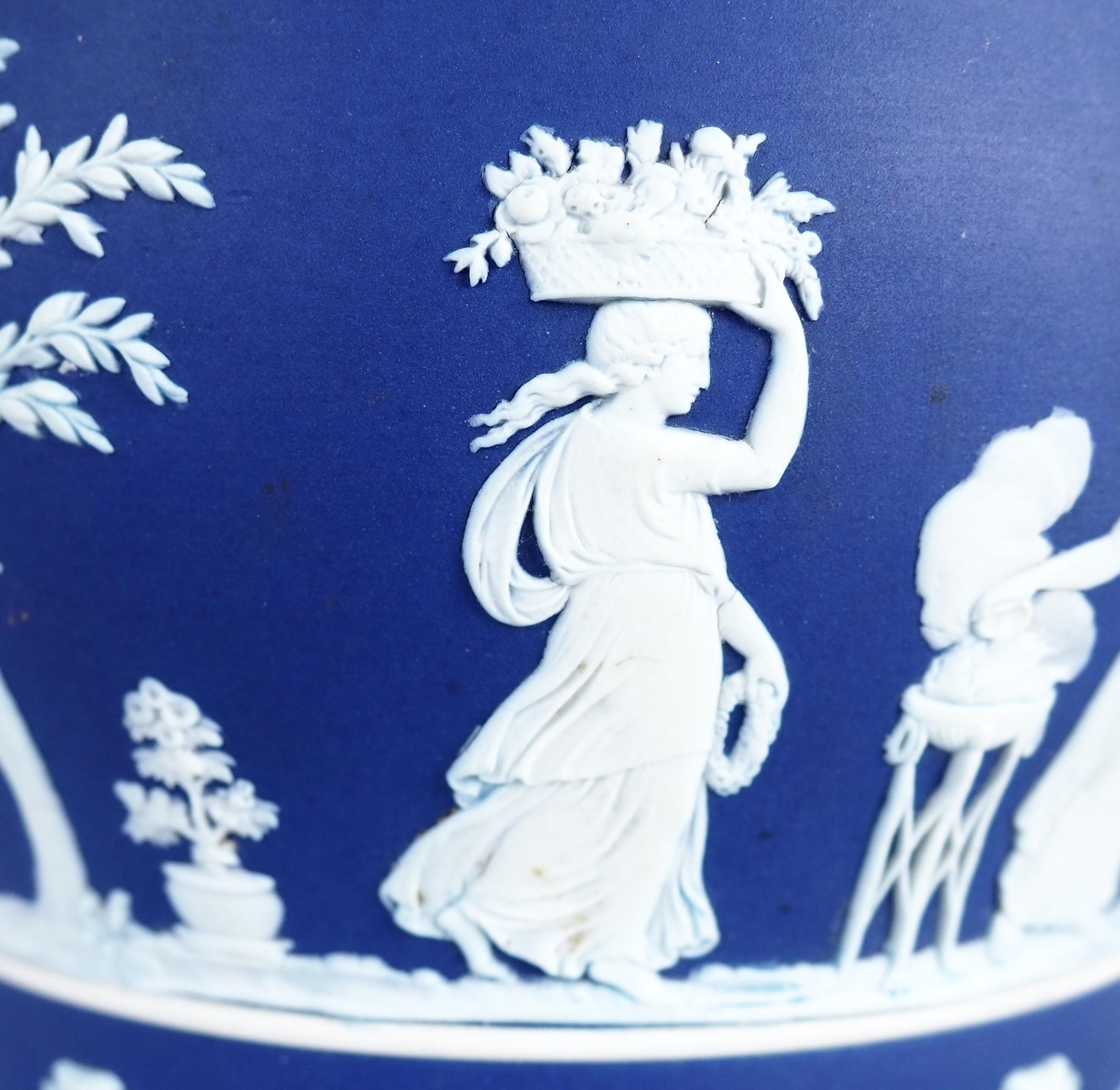 Large Wedgwood blue jasperware cachepot, 19th century 3