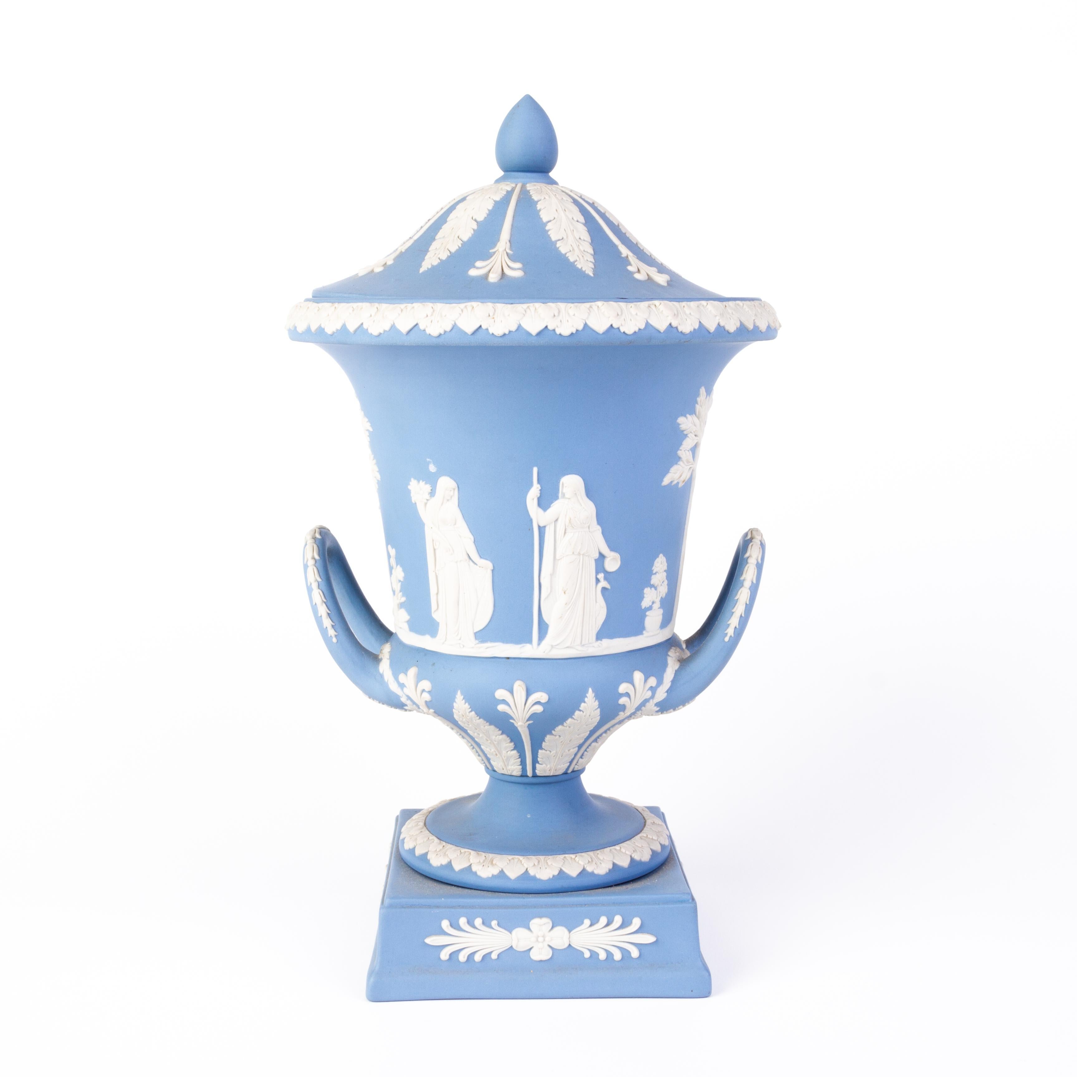 Large Wedgwood Blue Jasperware Cameo Neoclassical Urn Campana Vase In Good Condition For Sale In Nottingham, GB