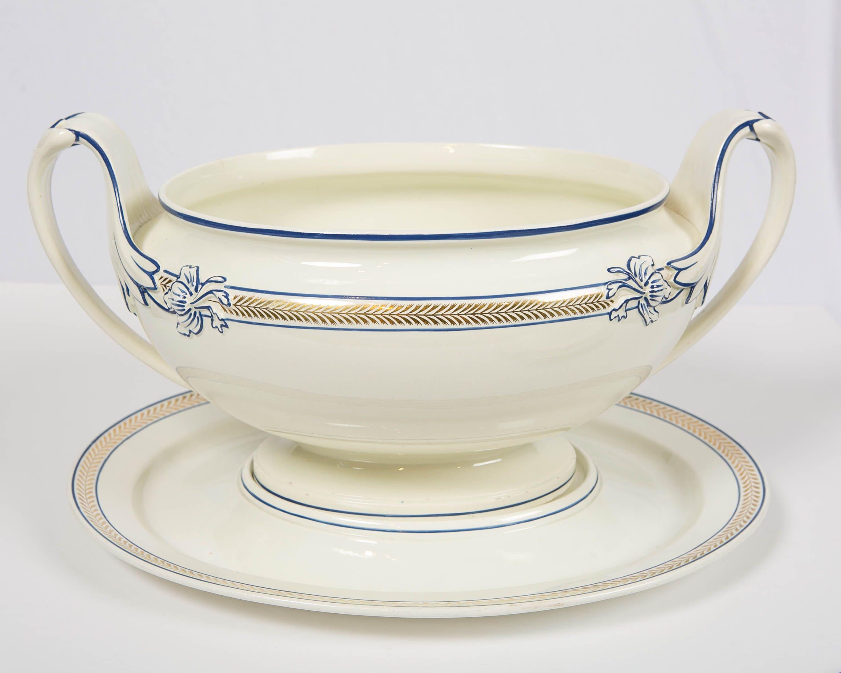 Neoclassical Large Wedgwood Creamware Soup Tureen Made in England, circa 1820