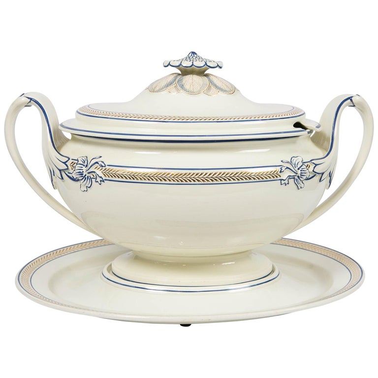 Large Wedgwood Creamware Soup Tureen Made in England, circa 1820 For
